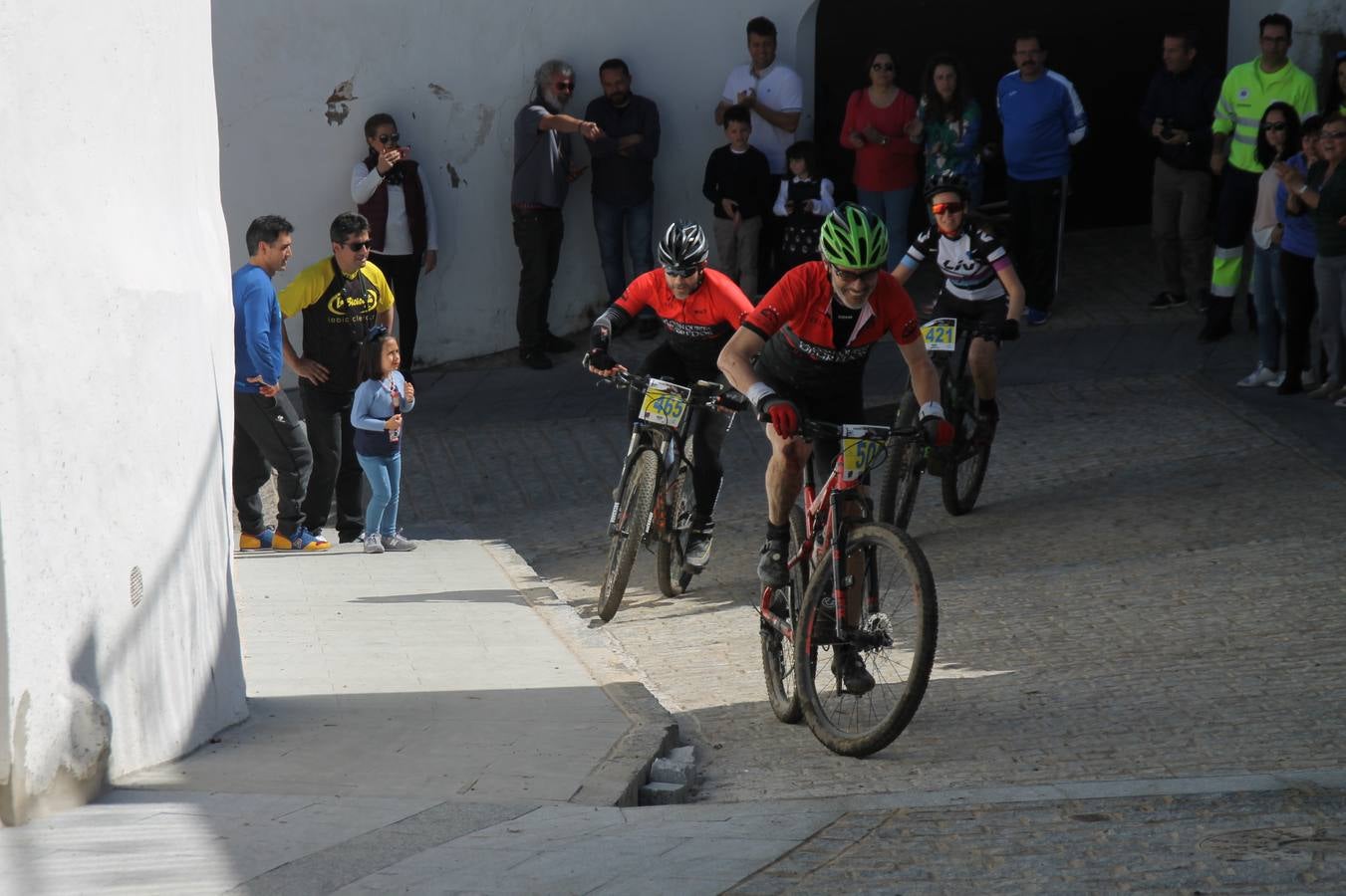 Sensacional jornada en torno al deporte del ciclismo la vivida este domingo, 10 de marzo, en Jerez de los Caballeros con la celebración del VII Maratón templario organizado por el Club ciclista de esta ciudad, con el que se ha dado continuidad a un Open de España de Maratón, que arrancó hace un mes con la VI Vuelta a Córdoba BTT.Miguel Muñoz y Lara Lois, acudían como líderes en la categoría élite tras ser los mejores en la primera cita y en esta prueba, han finalizado cuarto y primera de la general, respectivamente. José Márquez Granado (Quillo Márquez) ha sido el vencedor de la Maratón con un recorrido de 83 kilómetros por el bello entorno de dehesas de Jerez y la comarcar suroeste de Extremadura y con más de 2.000 metros de desnivel acumulado; seguido de Alejandro Díaz de la Peña y José Luis Carrasco Gámez. Agnieta Francke ha sido segunda de la general. En cuanto a los locales, Rafael García Barragán ha sido el primer jerezano de la Maratón en llegar a meta seguido de Ramón Pérez Guerrero y José Ángel González Pérez.El vencedor de la Ruta cicloturista, de 50 kilómetros, ha sido Alberto Cuevas Sánchez, seguido de Antonio Linares Paredes y Pablo Alpiste Quijada.