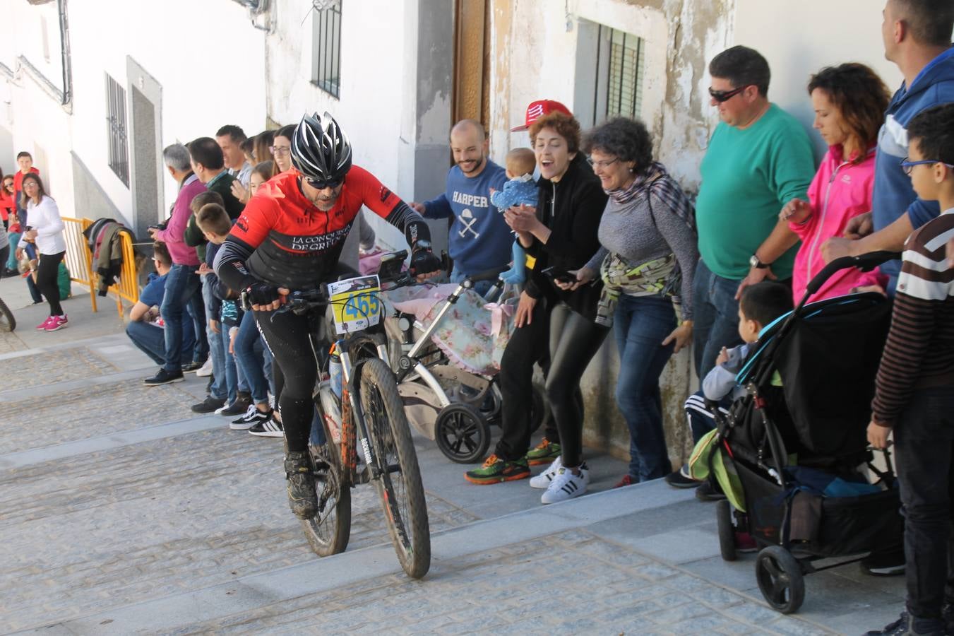 Sensacional jornada en torno al deporte del ciclismo la vivida este domingo, 10 de marzo, en Jerez de los Caballeros con la celebración del VII Maratón templario organizado por el Club ciclista de esta ciudad, con el que se ha dado continuidad a un Open de España de Maratón, que arrancó hace un mes con la VI Vuelta a Córdoba BTT.Miguel Muñoz y Lara Lois, acudían como líderes en la categoría élite tras ser los mejores en la primera cita y en esta prueba, han finalizado cuarto y primera de la general, respectivamente. José Márquez Granado (Quillo Márquez) ha sido el vencedor de la Maratón con un recorrido de 83 kilómetros por el bello entorno de dehesas de Jerez y la comarcar suroeste de Extremadura y con más de 2.000 metros de desnivel acumulado; seguido de Alejandro Díaz de la Peña y José Luis Carrasco Gámez. Agnieta Francke ha sido segunda de la general. En cuanto a los locales, Rafael García Barragán ha sido el primer jerezano de la Maratón en llegar a meta seguido de Ramón Pérez Guerrero y José Ángel González Pérez.El vencedor de la Ruta cicloturista, de 50 kilómetros, ha sido Alberto Cuevas Sánchez, seguido de Antonio Linares Paredes y Pablo Alpiste Quijada.