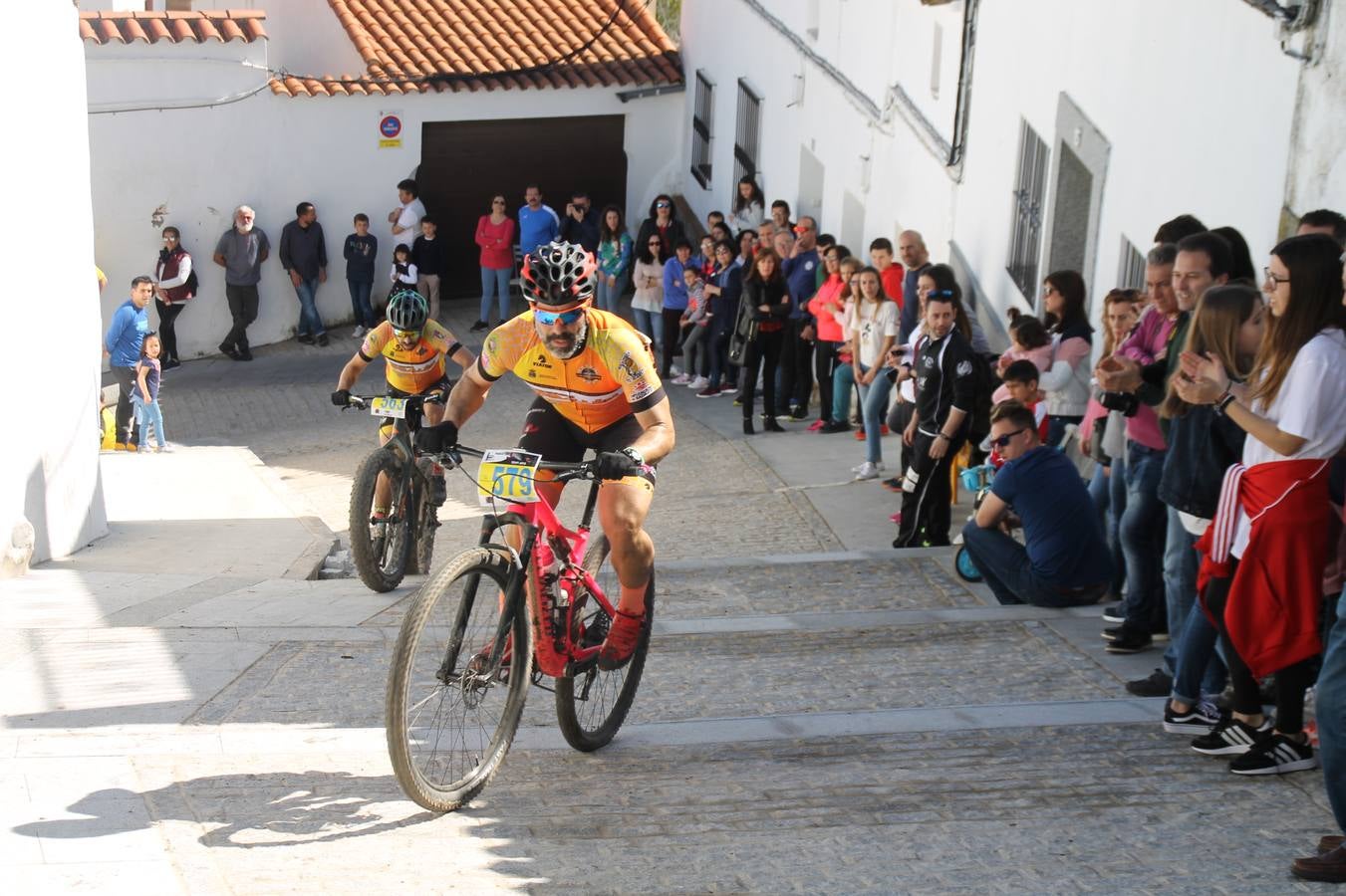 Sensacional jornada en torno al deporte del ciclismo la vivida este domingo, 10 de marzo, en Jerez de los Caballeros con la celebración del VII Maratón templario organizado por el Club ciclista de esta ciudad, con el que se ha dado continuidad a un Open de España de Maratón, que arrancó hace un mes con la VI Vuelta a Córdoba BTT.Miguel Muñoz y Lara Lois, acudían como líderes en la categoría élite tras ser los mejores en la primera cita y en esta prueba, han finalizado cuarto y primera de la general, respectivamente. José Márquez Granado (Quillo Márquez) ha sido el vencedor de la Maratón con un recorrido de 83 kilómetros por el bello entorno de dehesas de Jerez y la comarcar suroeste de Extremadura y con más de 2.000 metros de desnivel acumulado; seguido de Alejandro Díaz de la Peña y José Luis Carrasco Gámez. Agnieta Francke ha sido segunda de la general. En cuanto a los locales, Rafael García Barragán ha sido el primer jerezano de la Maratón en llegar a meta seguido de Ramón Pérez Guerrero y José Ángel González Pérez.El vencedor de la Ruta cicloturista, de 50 kilómetros, ha sido Alberto Cuevas Sánchez, seguido de Antonio Linares Paredes y Pablo Alpiste Quijada.