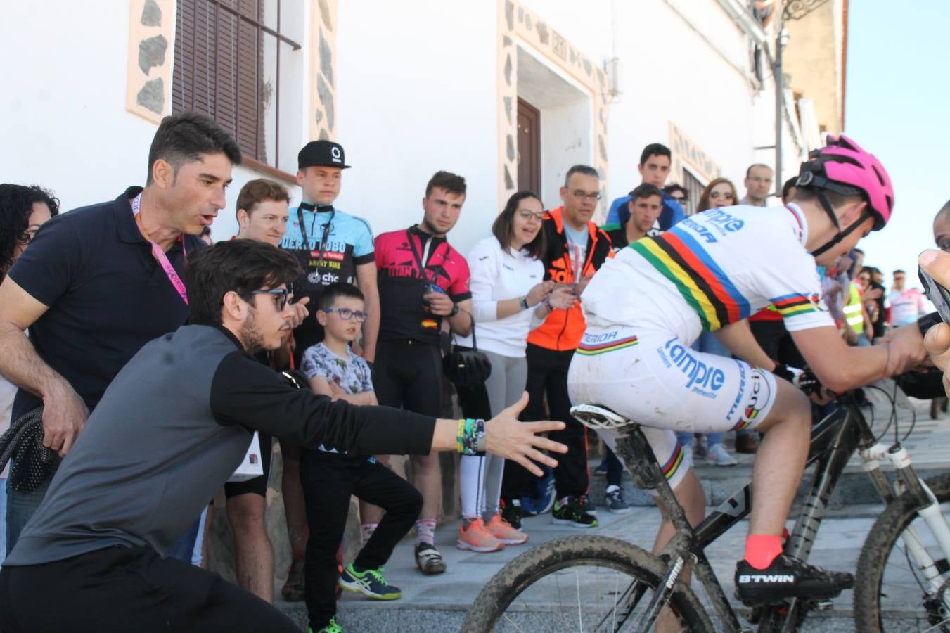 Sensacional jornada en torno al deporte del ciclismo la vivida este domingo, 10 de marzo, en Jerez de los Caballeros con la celebración del VII Maratón templario organizado por el Club ciclista de esta ciudad, con el que se ha dado continuidad a un Open de España de Maratón, que arrancó hace un mes con la VI Vuelta a Córdoba BTT.Miguel Muñoz y Lara Lois, acudían como líderes en la categoría élite tras ser los mejores en la primera cita y en esta prueba, han finalizado cuarto y primera de la general, respectivamente. José Márquez Granado (Quillo Márquez) ha sido el vencedor de la Maratón con un recorrido de 83 kilómetros por el bello entorno de dehesas de Jerez y la comarcar suroeste de Extremadura y con más de 2.000 metros de desnivel acumulado; seguido de Alejandro Díaz de la Peña y José Luis Carrasco Gámez. Agnieta Francke ha sido segunda de la general. En cuanto a los locales, Rafael García Barragán ha sido el primer jerezano de la Maratón en llegar a meta seguido de Ramón Pérez Guerrero y José Ángel González Pérez.El vencedor de la Ruta cicloturista, de 50 kilómetros, ha sido Alberto Cuevas Sánchez, seguido de Antonio Linares Paredes y Pablo Alpiste Quijada.