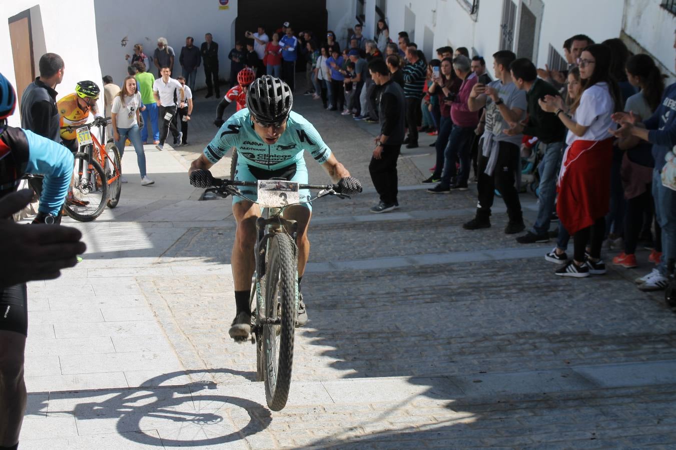 Sensacional jornada en torno al deporte del ciclismo la vivida este domingo, 10 de marzo, en Jerez de los Caballeros con la celebración del VII Maratón templario organizado por el Club ciclista de esta ciudad, con el que se ha dado continuidad a un Open de España de Maratón, que arrancó hace un mes con la VI Vuelta a Córdoba BTT.Miguel Muñoz y Lara Lois, acudían como líderes en la categoría élite tras ser los mejores en la primera cita y en esta prueba, han finalizado cuarto y primera de la general, respectivamente. José Márquez Granado (Quillo Márquez) ha sido el vencedor de la Maratón con un recorrido de 83 kilómetros por el bello entorno de dehesas de Jerez y la comarcar suroeste de Extremadura y con más de 2.000 metros de desnivel acumulado; seguido de Alejandro Díaz de la Peña y José Luis Carrasco Gámez. Agnieta Francke ha sido segunda de la general. En cuanto a los locales, Rafael García Barragán ha sido el primer jerezano de la Maratón en llegar a meta seguido de Ramón Pérez Guerrero y José Ángel González Pérez.El vencedor de la Ruta cicloturista, de 50 kilómetros, ha sido Alberto Cuevas Sánchez, seguido de Antonio Linares Paredes y Pablo Alpiste Quijada.