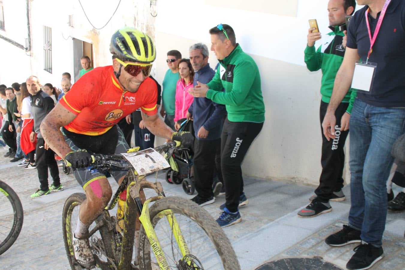 Sensacional jornada en torno al deporte del ciclismo la vivida este domingo, 10 de marzo, en Jerez de los Caballeros con la celebración del VII Maratón templario organizado por el Club ciclista de esta ciudad, con el que se ha dado continuidad a un Open de España de Maratón, que arrancó hace un mes con la VI Vuelta a Córdoba BTT.Miguel Muñoz y Lara Lois, acudían como líderes en la categoría élite tras ser los mejores en la primera cita y en esta prueba, han finalizado cuarto y primera de la general, respectivamente. José Márquez Granado (Quillo Márquez) ha sido el vencedor de la Maratón con un recorrido de 83 kilómetros por el bello entorno de dehesas de Jerez y la comarcar suroeste de Extremadura y con más de 2.000 metros de desnivel acumulado; seguido de Alejandro Díaz de la Peña y José Luis Carrasco Gámez. Agnieta Francke ha sido segunda de la general. En cuanto a los locales, Rafael García Barragán ha sido el primer jerezano de la Maratón en llegar a meta seguido de Ramón Pérez Guerrero y José Ángel González Pérez.El vencedor de la Ruta cicloturista, de 50 kilómetros, ha sido Alberto Cuevas Sánchez, seguido de Antonio Linares Paredes y Pablo Alpiste Quijada.