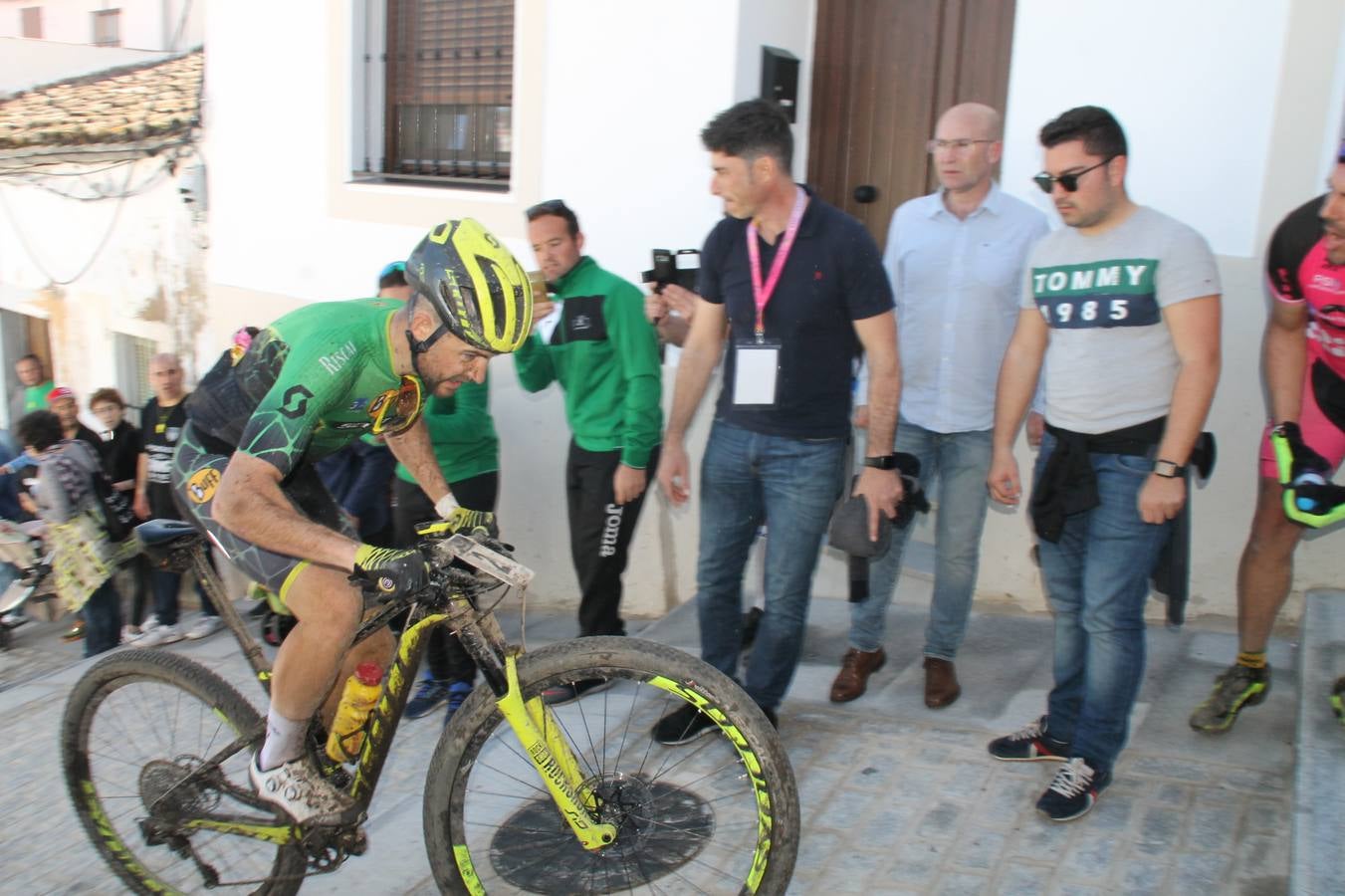 Sensacional jornada en torno al deporte del ciclismo la vivida este domingo, 10 de marzo, en Jerez de los Caballeros con la celebración del VII Maratón templario organizado por el Club ciclista de esta ciudad, con el que se ha dado continuidad a un Open de España de Maratón, que arrancó hace un mes con la VI Vuelta a Córdoba BTT.Miguel Muñoz y Lara Lois, acudían como líderes en la categoría élite tras ser los mejores en la primera cita y en esta prueba, han finalizado cuarto y primera de la general, respectivamente. José Márquez Granado (Quillo Márquez) ha sido el vencedor de la Maratón con un recorrido de 83 kilómetros por el bello entorno de dehesas de Jerez y la comarcar suroeste de Extremadura y con más de 2.000 metros de desnivel acumulado; seguido de Alejandro Díaz de la Peña y José Luis Carrasco Gámez. Agnieta Francke ha sido segunda de la general. En cuanto a los locales, Rafael García Barragán ha sido el primer jerezano de la Maratón en llegar a meta seguido de Ramón Pérez Guerrero y José Ángel González Pérez.El vencedor de la Ruta cicloturista, de 50 kilómetros, ha sido Alberto Cuevas Sánchez, seguido de Antonio Linares Paredes y Pablo Alpiste Quijada.