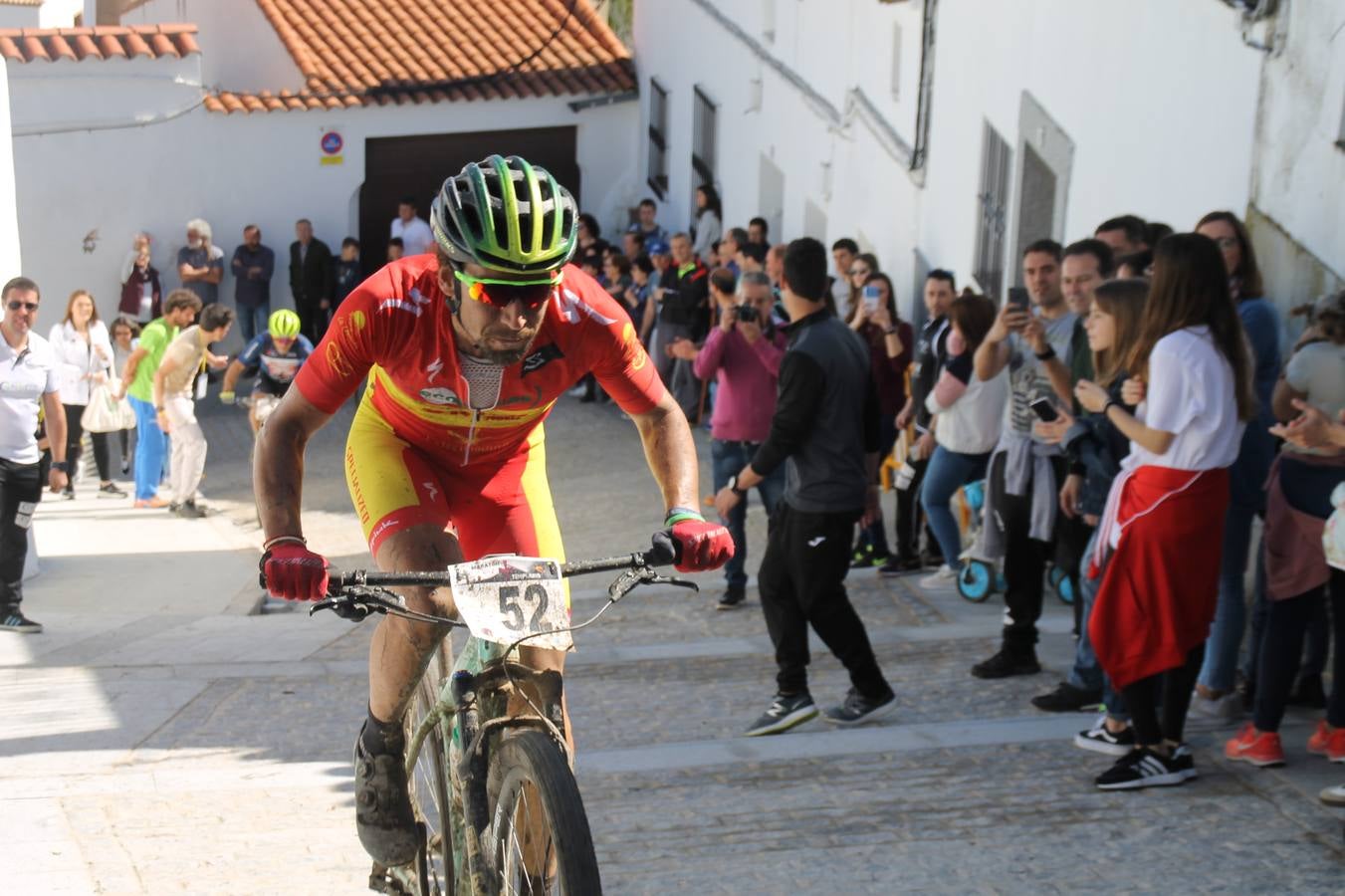 Sensacional jornada en torno al deporte del ciclismo la vivida este domingo, 10 de marzo, en Jerez de los Caballeros con la celebración del VII Maratón templario organizado por el Club ciclista de esta ciudad, con el que se ha dado continuidad a un Open de España de Maratón, que arrancó hace un mes con la VI Vuelta a Córdoba BTT.Miguel Muñoz y Lara Lois, acudían como líderes en la categoría élite tras ser los mejores en la primera cita y en esta prueba, han finalizado cuarto y primera de la general, respectivamente. José Márquez Granado (Quillo Márquez) ha sido el vencedor de la Maratón con un recorrido de 83 kilómetros por el bello entorno de dehesas de Jerez y la comarcar suroeste de Extremadura y con más de 2.000 metros de desnivel acumulado; seguido de Alejandro Díaz de la Peña y José Luis Carrasco Gámez. Agnieta Francke ha sido segunda de la general. En cuanto a los locales, Rafael García Barragán ha sido el primer jerezano de la Maratón en llegar a meta seguido de Ramón Pérez Guerrero y José Ángel González Pérez.El vencedor de la Ruta cicloturista, de 50 kilómetros, ha sido Alberto Cuevas Sánchez, seguido de Antonio Linares Paredes y Pablo Alpiste Quijada.