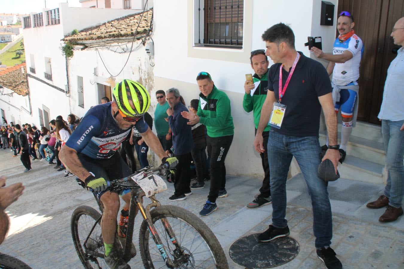 Sensacional jornada en torno al deporte del ciclismo la vivida este domingo, 10 de marzo, en Jerez de los Caballeros con la celebración del VII Maratón templario organizado por el Club ciclista de esta ciudad, con el que se ha dado continuidad a un Open de España de Maratón, que arrancó hace un mes con la VI Vuelta a Córdoba BTT.Miguel Muñoz y Lara Lois, acudían como líderes en la categoría élite tras ser los mejores en la primera cita y en esta prueba, han finalizado cuarto y primera de la general, respectivamente. José Márquez Granado (Quillo Márquez) ha sido el vencedor de la Maratón con un recorrido de 83 kilómetros por el bello entorno de dehesas de Jerez y la comarcar suroeste de Extremadura y con más de 2.000 metros de desnivel acumulado; seguido de Alejandro Díaz de la Peña y José Luis Carrasco Gámez. Agnieta Francke ha sido segunda de la general. En cuanto a los locales, Rafael García Barragán ha sido el primer jerezano de la Maratón en llegar a meta seguido de Ramón Pérez Guerrero y José Ángel González Pérez.El vencedor de la Ruta cicloturista, de 50 kilómetros, ha sido Alberto Cuevas Sánchez, seguido de Antonio Linares Paredes y Pablo Alpiste Quijada.