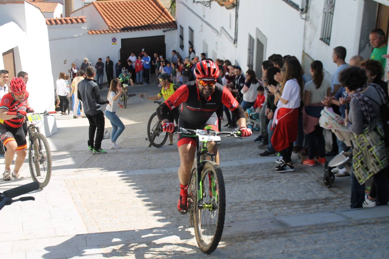 Sensacional jornada en torno al deporte del ciclismo la vivida este domingo, 10 de marzo, en Jerez de los Caballeros con la celebración del VII Maratón templario organizado por el Club ciclista de esta ciudad, con el que se ha dado continuidad a un Open de España de Maratón, que arrancó hace un mes con la VI Vuelta a Córdoba BTT.Miguel Muñoz y Lara Lois, acudían como líderes en la categoría élite tras ser los mejores en la primera cita y en esta prueba, han finalizado cuarto y primera de la general, respectivamente. José Márquez Granado (Quillo Márquez) ha sido el vencedor de la Maratón con un recorrido de 83 kilómetros por el bello entorno de dehesas de Jerez y la comarcar suroeste de Extremadura y con más de 2.000 metros de desnivel acumulado; seguido de Alejandro Díaz de la Peña y José Luis Carrasco Gámez. Agnieta Francke ha sido segunda de la general. En cuanto a los locales, Rafael García Barragán ha sido el primer jerezano de la Maratón en llegar a meta seguido de Ramón Pérez Guerrero y José Ángel González Pérez.El vencedor de la Ruta cicloturista, de 50 kilómetros, ha sido Alberto Cuevas Sánchez, seguido de Antonio Linares Paredes y Pablo Alpiste Quijada.
