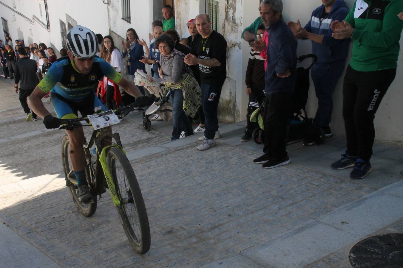 Sensacional jornada en torno al deporte del ciclismo la vivida este domingo, 10 de marzo, en Jerez de los Caballeros con la celebración del VII Maratón templario organizado por el Club ciclista de esta ciudad, con el que se ha dado continuidad a un Open de España de Maratón, que arrancó hace un mes con la VI Vuelta a Córdoba BTT.Miguel Muñoz y Lara Lois, acudían como líderes en la categoría élite tras ser los mejores en la primera cita y en esta prueba, han finalizado cuarto y primera de la general, respectivamente. José Márquez Granado (Quillo Márquez) ha sido el vencedor de la Maratón con un recorrido de 83 kilómetros por el bello entorno de dehesas de Jerez y la comarcar suroeste de Extremadura y con más de 2.000 metros de desnivel acumulado; seguido de Alejandro Díaz de la Peña y José Luis Carrasco Gámez. Agnieta Francke ha sido segunda de la general. En cuanto a los locales, Rafael García Barragán ha sido el primer jerezano de la Maratón en llegar a meta seguido de Ramón Pérez Guerrero y José Ángel González Pérez.El vencedor de la Ruta cicloturista, de 50 kilómetros, ha sido Alberto Cuevas Sánchez, seguido de Antonio Linares Paredes y Pablo Alpiste Quijada.