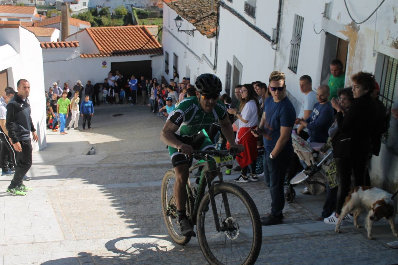 Sensacional jornada en torno al deporte del ciclismo la vivida este domingo, 10 de marzo, en Jerez de los Caballeros con la celebración del VII Maratón templario organizado por el Club ciclista de esta ciudad, con el que se ha dado continuidad a un Open de España de Maratón, que arrancó hace un mes con la VI Vuelta a Córdoba BTT.Miguel Muñoz y Lara Lois, acudían como líderes en la categoría élite tras ser los mejores en la primera cita y en esta prueba, han finalizado cuarto y primera de la general, respectivamente. José Márquez Granado (Quillo Márquez) ha sido el vencedor de la Maratón con un recorrido de 83 kilómetros por el bello entorno de dehesas de Jerez y la comarcar suroeste de Extremadura y con más de 2.000 metros de desnivel acumulado; seguido de Alejandro Díaz de la Peña y José Luis Carrasco Gámez. Agnieta Francke ha sido segunda de la general. En cuanto a los locales, Rafael García Barragán ha sido el primer jerezano de la Maratón en llegar a meta seguido de Ramón Pérez Guerrero y José Ángel González Pérez.El vencedor de la Ruta cicloturista, de 50 kilómetros, ha sido Alberto Cuevas Sánchez, seguido de Antonio Linares Paredes y Pablo Alpiste Quijada.
