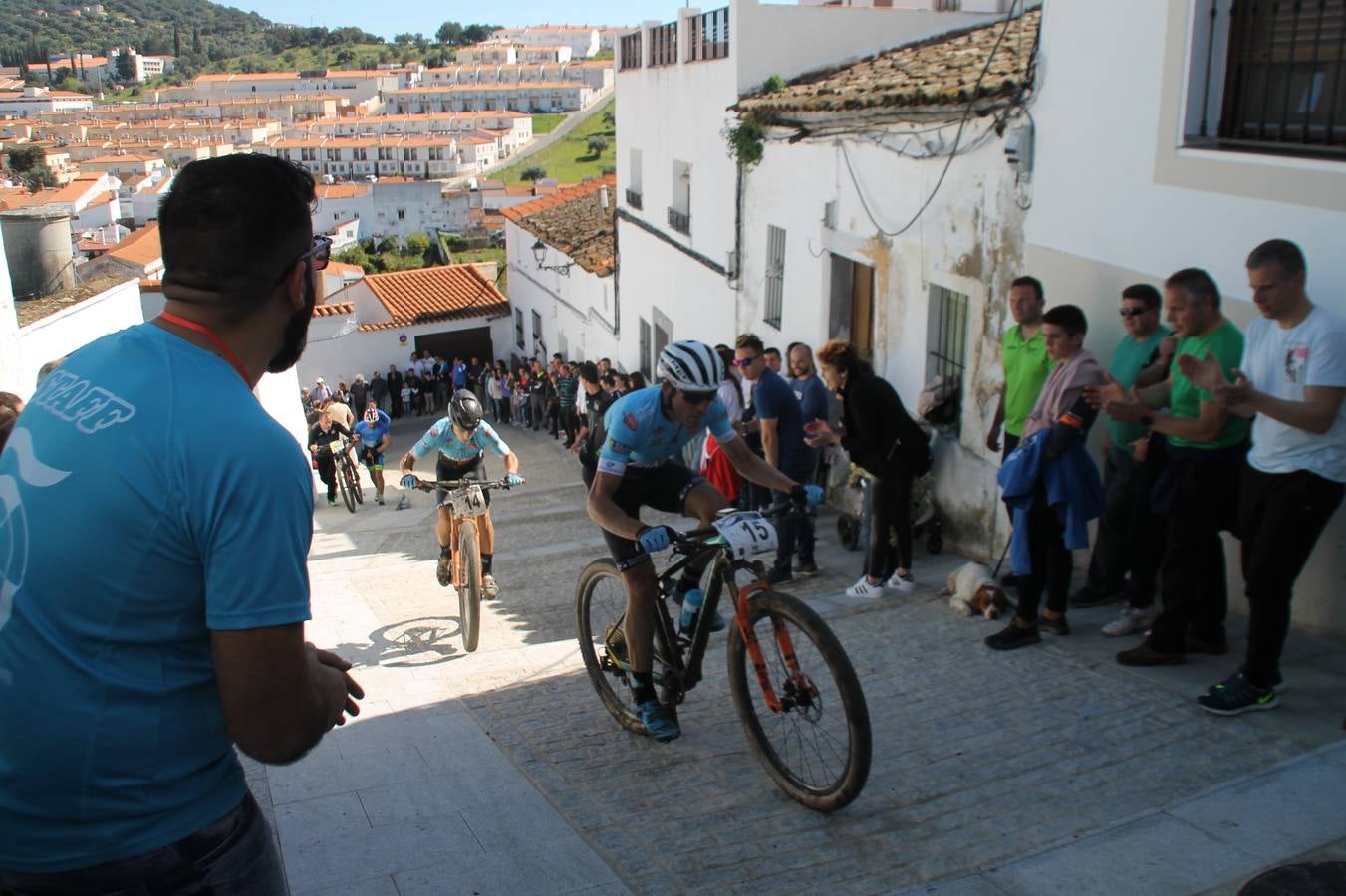 Sensacional jornada en torno al deporte del ciclismo la vivida este domingo, 10 de marzo, en Jerez de los Caballeros con la celebración del VII Maratón templario organizado por el Club ciclista de esta ciudad, con el que se ha dado continuidad a un Open de España de Maratón, que arrancó hace un mes con la VI Vuelta a Córdoba BTT.Miguel Muñoz y Lara Lois, acudían como líderes en la categoría élite tras ser los mejores en la primera cita y en esta prueba, han finalizado cuarto y primera de la general, respectivamente. José Márquez Granado (Quillo Márquez) ha sido el vencedor de la Maratón con un recorrido de 83 kilómetros por el bello entorno de dehesas de Jerez y la comarcar suroeste de Extremadura y con más de 2.000 metros de desnivel acumulado; seguido de Alejandro Díaz de la Peña y José Luis Carrasco Gámez. Agnieta Francke ha sido segunda de la general. En cuanto a los locales, Rafael García Barragán ha sido el primer jerezano de la Maratón en llegar a meta seguido de Ramón Pérez Guerrero y José Ángel González Pérez.El vencedor de la Ruta cicloturista, de 50 kilómetros, ha sido Alberto Cuevas Sánchez, seguido de Antonio Linares Paredes y Pablo Alpiste Quijada.