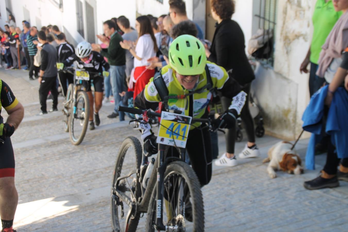 Sensacional jornada en torno al deporte del ciclismo la vivida este domingo, 10 de marzo, en Jerez de los Caballeros con la celebración del VII Maratón templario organizado por el Club ciclista de esta ciudad, con el que se ha dado continuidad a un Open de España de Maratón, que arrancó hace un mes con la VI Vuelta a Córdoba BTT.Miguel Muñoz y Lara Lois, acudían como líderes en la categoría élite tras ser los mejores en la primera cita y en esta prueba, han finalizado cuarto y primera de la general, respectivamente. José Márquez Granado (Quillo Márquez) ha sido el vencedor de la Maratón con un recorrido de 83 kilómetros por el bello entorno de dehesas de Jerez y la comarcar suroeste de Extremadura y con más de 2.000 metros de desnivel acumulado; seguido de Alejandro Díaz de la Peña y José Luis Carrasco Gámez. Agnieta Francke ha sido segunda de la general. En cuanto a los locales, Rafael García Barragán ha sido el primer jerezano de la Maratón en llegar a meta seguido de Ramón Pérez Guerrero y José Ángel González Pérez.El vencedor de la Ruta cicloturista, de 50 kilómetros, ha sido Alberto Cuevas Sánchez, seguido de Antonio Linares Paredes y Pablo Alpiste Quijada.