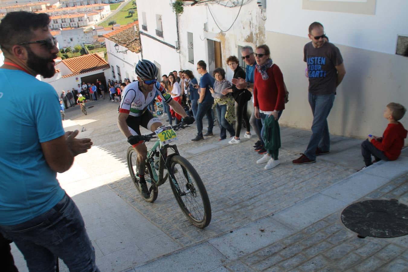 Sensacional jornada en torno al deporte del ciclismo la vivida este domingo, 10 de marzo, en Jerez de los Caballeros con la celebración del VII Maratón templario organizado por el Club ciclista de esta ciudad, con el que se ha dado continuidad a un Open de España de Maratón, que arrancó hace un mes con la VI Vuelta a Córdoba BTT.Miguel Muñoz y Lara Lois, acudían como líderes en la categoría élite tras ser los mejores en la primera cita y en esta prueba, han finalizado cuarto y primera de la general, respectivamente. José Márquez Granado (Quillo Márquez) ha sido el vencedor de la Maratón con un recorrido de 83 kilómetros por el bello entorno de dehesas de Jerez y la comarcar suroeste de Extremadura y con más de 2.000 metros de desnivel acumulado; seguido de Alejandro Díaz de la Peña y José Luis Carrasco Gámez. Agnieta Francke ha sido segunda de la general. En cuanto a los locales, Rafael García Barragán ha sido el primer jerezano de la Maratón en llegar a meta seguido de Ramón Pérez Guerrero y José Ángel González Pérez.El vencedor de la Ruta cicloturista, de 50 kilómetros, ha sido Alberto Cuevas Sánchez, seguido de Antonio Linares Paredes y Pablo Alpiste Quijada.