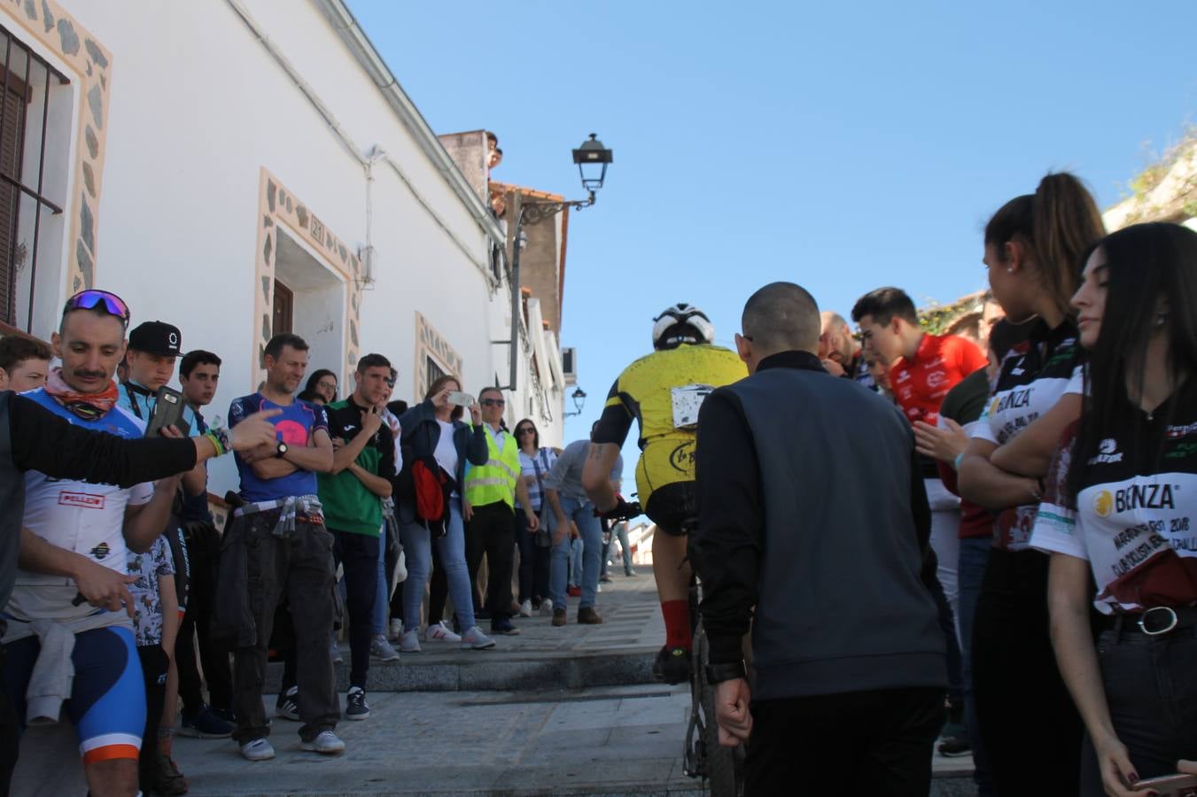Sensacional jornada en torno al deporte del ciclismo la vivida este domingo, 10 de marzo, en Jerez de los Caballeros con la celebración del VII Maratón templario organizado por el Club ciclista de esta ciudad, con el que se ha dado continuidad a un Open de España de Maratón, que arrancó hace un mes con la VI Vuelta a Córdoba BTT.Miguel Muñoz y Lara Lois, acudían como líderes en la categoría élite tras ser los mejores en la primera cita y en esta prueba, han finalizado cuarto y primera de la general, respectivamente. José Márquez Granado (Quillo Márquez) ha sido el vencedor de la Maratón con un recorrido de 83 kilómetros por el bello entorno de dehesas de Jerez y la comarcar suroeste de Extremadura y con más de 2.000 metros de desnivel acumulado; seguido de Alejandro Díaz de la Peña y José Luis Carrasco Gámez. Agnieta Francke ha sido segunda de la general. En cuanto a los locales, Rafael García Barragán ha sido el primer jerezano de la Maratón en llegar a meta seguido de Ramón Pérez Guerrero y José Ángel González Pérez.El vencedor de la Ruta cicloturista, de 50 kilómetros, ha sido Alberto Cuevas Sánchez, seguido de Antonio Linares Paredes y Pablo Alpiste Quijada.