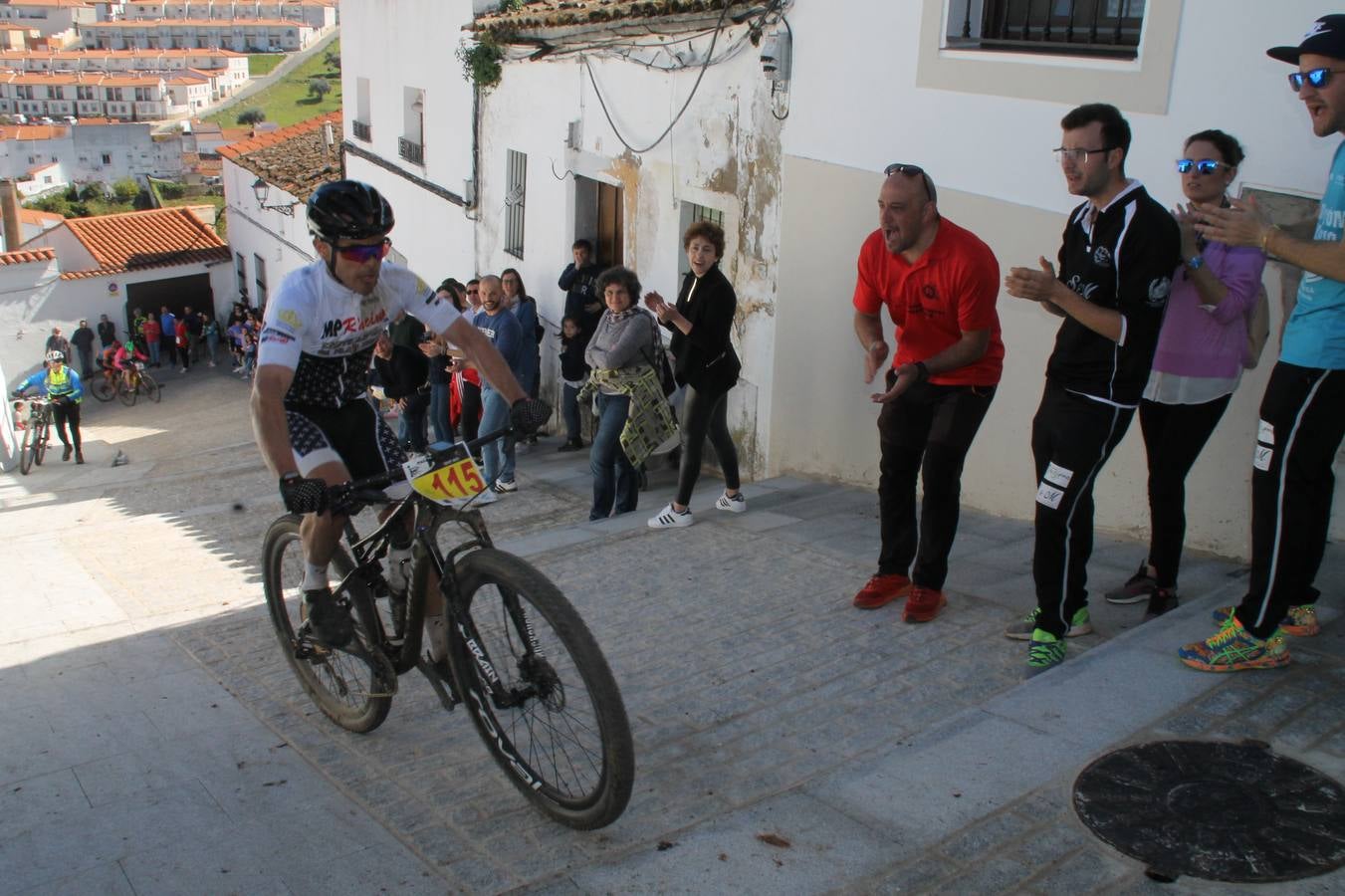 Sensacional jornada en torno al deporte del ciclismo la vivida este domingo, 10 de marzo, en Jerez de los Caballeros con la celebración del VII Maratón templario organizado por el Club ciclista de esta ciudad, con el que se ha dado continuidad a un Open de España de Maratón, que arrancó hace un mes con la VI Vuelta a Córdoba BTT.Miguel Muñoz y Lara Lois, acudían como líderes en la categoría élite tras ser los mejores en la primera cita y en esta prueba, han finalizado cuarto y primera de la general, respectivamente. José Márquez Granado (Quillo Márquez) ha sido el vencedor de la Maratón con un recorrido de 83 kilómetros por el bello entorno de dehesas de Jerez y la comarcar suroeste de Extremadura y con más de 2.000 metros de desnivel acumulado; seguido de Alejandro Díaz de la Peña y José Luis Carrasco Gámez. Agnieta Francke ha sido segunda de la general. En cuanto a los locales, Rafael García Barragán ha sido el primer jerezano de la Maratón en llegar a meta seguido de Ramón Pérez Guerrero y José Ángel González Pérez.El vencedor de la Ruta cicloturista, de 50 kilómetros, ha sido Alberto Cuevas Sánchez, seguido de Antonio Linares Paredes y Pablo Alpiste Quijada.