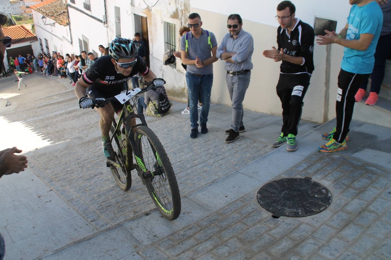 Sensacional jornada en torno al deporte del ciclismo la vivida este domingo, 10 de marzo, en Jerez de los Caballeros con la celebración del VII Maratón templario organizado por el Club ciclista de esta ciudad, con el que se ha dado continuidad a un Open de España de Maratón, que arrancó hace un mes con la VI Vuelta a Córdoba BTT.Miguel Muñoz y Lara Lois, acudían como líderes en la categoría élite tras ser los mejores en la primera cita y en esta prueba, han finalizado cuarto y primera de la general, respectivamente. José Márquez Granado (Quillo Márquez) ha sido el vencedor de la Maratón con un recorrido de 83 kilómetros por el bello entorno de dehesas de Jerez y la comarcar suroeste de Extremadura y con más de 2.000 metros de desnivel acumulado; seguido de Alejandro Díaz de la Peña y José Luis Carrasco Gámez. Agnieta Francke ha sido segunda de la general. En cuanto a los locales, Rafael García Barragán ha sido el primer jerezano de la Maratón en llegar a meta seguido de Ramón Pérez Guerrero y José Ángel González Pérez.El vencedor de la Ruta cicloturista, de 50 kilómetros, ha sido Alberto Cuevas Sánchez, seguido de Antonio Linares Paredes y Pablo Alpiste Quijada.