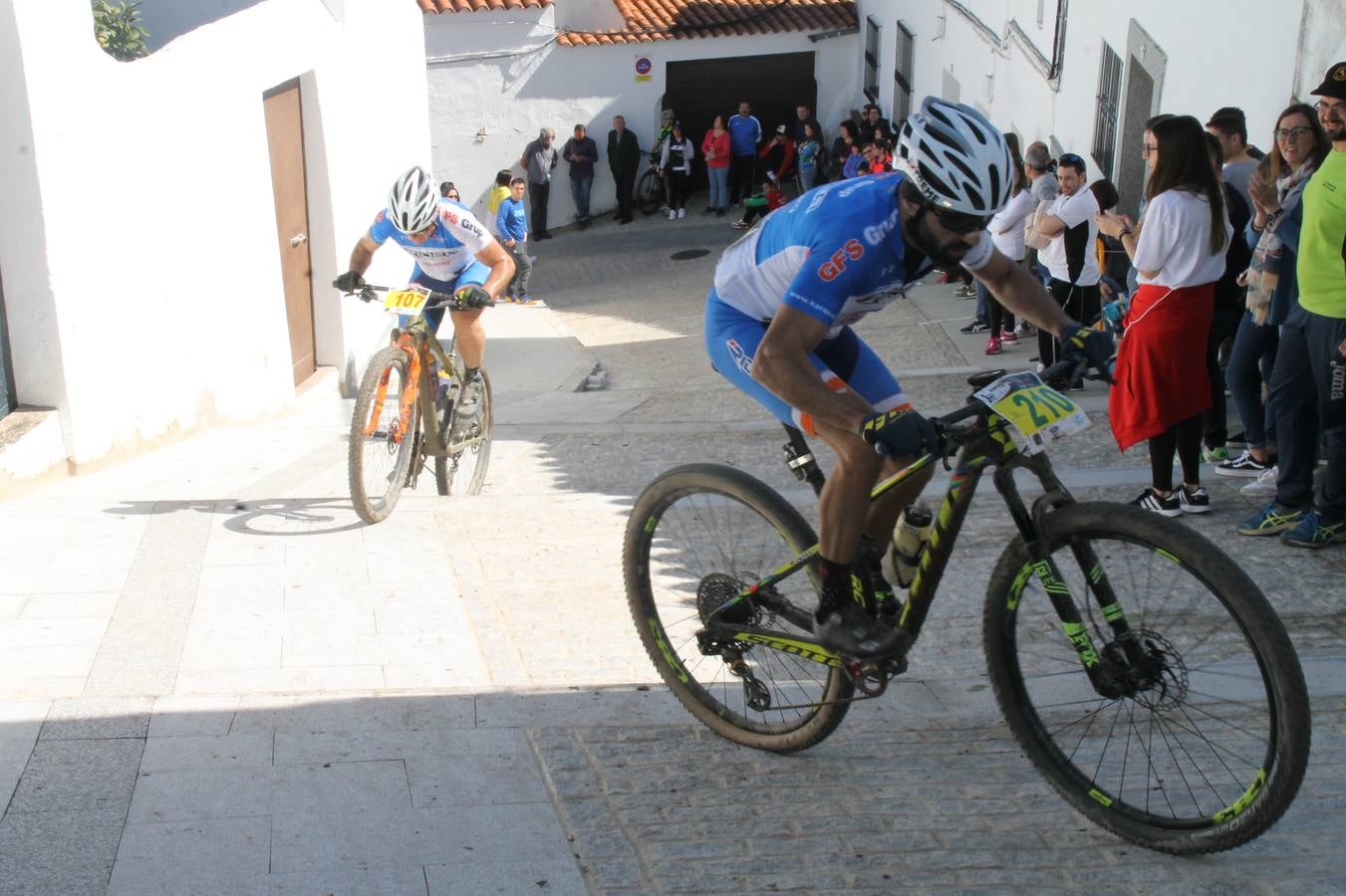Sensacional jornada en torno al deporte del ciclismo la vivida este domingo, 10 de marzo, en Jerez de los Caballeros con la celebración del VII Maratón templario organizado por el Club ciclista de esta ciudad, con el que se ha dado continuidad a un Open de España de Maratón, que arrancó hace un mes con la VI Vuelta a Córdoba BTT.Miguel Muñoz y Lara Lois, acudían como líderes en la categoría élite tras ser los mejores en la primera cita y en esta prueba, han finalizado cuarto y primera de la general, respectivamente. José Márquez Granado (Quillo Márquez) ha sido el vencedor de la Maratón con un recorrido de 83 kilómetros por el bello entorno de dehesas de Jerez y la comarcar suroeste de Extremadura y con más de 2.000 metros de desnivel acumulado; seguido de Alejandro Díaz de la Peña y José Luis Carrasco Gámez. Agnieta Francke ha sido segunda de la general. En cuanto a los locales, Rafael García Barragán ha sido el primer jerezano de la Maratón en llegar a meta seguido de Ramón Pérez Guerrero y José Ángel González Pérez.El vencedor de la Ruta cicloturista, de 50 kilómetros, ha sido Alberto Cuevas Sánchez, seguido de Antonio Linares Paredes y Pablo Alpiste Quijada.