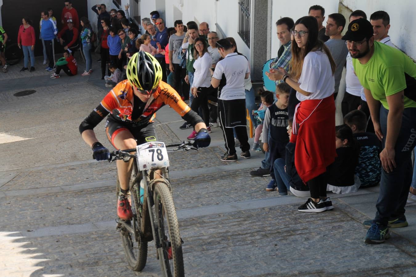 Sensacional jornada en torno al deporte del ciclismo la vivida este domingo, 10 de marzo, en Jerez de los Caballeros con la celebración del VII Maratón templario organizado por el Club ciclista de esta ciudad, con el que se ha dado continuidad a un Open de España de Maratón, que arrancó hace un mes con la VI Vuelta a Córdoba BTT.Miguel Muñoz y Lara Lois, acudían como líderes en la categoría élite tras ser los mejores en la primera cita y en esta prueba, han finalizado cuarto y primera de la general, respectivamente. José Márquez Granado (Quillo Márquez) ha sido el vencedor de la Maratón con un recorrido de 83 kilómetros por el bello entorno de dehesas de Jerez y la comarcar suroeste de Extremadura y con más de 2.000 metros de desnivel acumulado; seguido de Alejandro Díaz de la Peña y José Luis Carrasco Gámez. Agnieta Francke ha sido segunda de la general. En cuanto a los locales, Rafael García Barragán ha sido el primer jerezano de la Maratón en llegar a meta seguido de Ramón Pérez Guerrero y José Ángel González Pérez.El vencedor de la Ruta cicloturista, de 50 kilómetros, ha sido Alberto Cuevas Sánchez, seguido de Antonio Linares Paredes y Pablo Alpiste Quijada.
