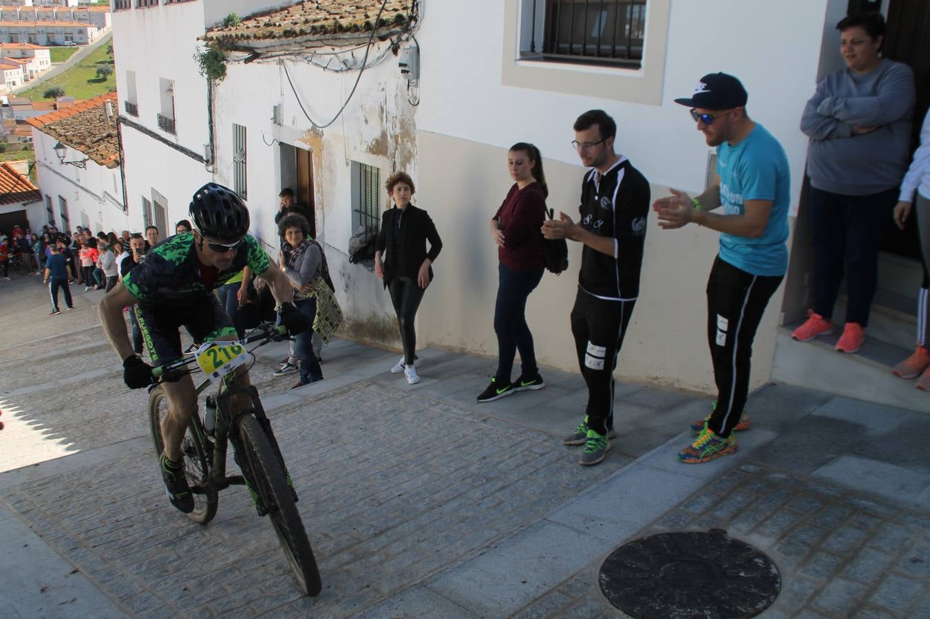 Sensacional jornada en torno al deporte del ciclismo la vivida este domingo, 10 de marzo, en Jerez de los Caballeros con la celebración del VII Maratón templario organizado por el Club ciclista de esta ciudad, con el que se ha dado continuidad a un Open de España de Maratón, que arrancó hace un mes con la VI Vuelta a Córdoba BTT.Miguel Muñoz y Lara Lois, acudían como líderes en la categoría élite tras ser los mejores en la primera cita y en esta prueba, han finalizado cuarto y primera de la general, respectivamente. José Márquez Granado (Quillo Márquez) ha sido el vencedor de la Maratón con un recorrido de 83 kilómetros por el bello entorno de dehesas de Jerez y la comarcar suroeste de Extremadura y con más de 2.000 metros de desnivel acumulado; seguido de Alejandro Díaz de la Peña y José Luis Carrasco Gámez. Agnieta Francke ha sido segunda de la general. En cuanto a los locales, Rafael García Barragán ha sido el primer jerezano de la Maratón en llegar a meta seguido de Ramón Pérez Guerrero y José Ángel González Pérez.El vencedor de la Ruta cicloturista, de 50 kilómetros, ha sido Alberto Cuevas Sánchez, seguido de Antonio Linares Paredes y Pablo Alpiste Quijada.