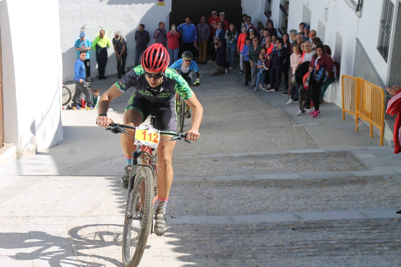 Sensacional jornada en torno al deporte del ciclismo la vivida este domingo, 10 de marzo, en Jerez de los Caballeros con la celebración del VII Maratón templario organizado por el Club ciclista de esta ciudad, con el que se ha dado continuidad a un Open de España de Maratón, que arrancó hace un mes con la VI Vuelta a Córdoba BTT.Miguel Muñoz y Lara Lois, acudían como líderes en la categoría élite tras ser los mejores en la primera cita y en esta prueba, han finalizado cuarto y primera de la general, respectivamente. José Márquez Granado (Quillo Márquez) ha sido el vencedor de la Maratón con un recorrido de 83 kilómetros por el bello entorno de dehesas de Jerez y la comarcar suroeste de Extremadura y con más de 2.000 metros de desnivel acumulado; seguido de Alejandro Díaz de la Peña y José Luis Carrasco Gámez. Agnieta Francke ha sido segunda de la general. En cuanto a los locales, Rafael García Barragán ha sido el primer jerezano de la Maratón en llegar a meta seguido de Ramón Pérez Guerrero y José Ángel González Pérez.El vencedor de la Ruta cicloturista, de 50 kilómetros, ha sido Alberto Cuevas Sánchez, seguido de Antonio Linares Paredes y Pablo Alpiste Quijada.