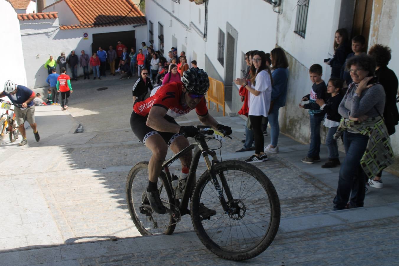 Sensacional jornada en torno al deporte del ciclismo la vivida este domingo, 10 de marzo, en Jerez de los Caballeros con la celebración del VII Maratón templario organizado por el Club ciclista de esta ciudad, con el que se ha dado continuidad a un Open de España de Maratón, que arrancó hace un mes con la VI Vuelta a Córdoba BTT.Miguel Muñoz y Lara Lois, acudían como líderes en la categoría élite tras ser los mejores en la primera cita y en esta prueba, han finalizado cuarto y primera de la general, respectivamente. José Márquez Granado (Quillo Márquez) ha sido el vencedor de la Maratón con un recorrido de 83 kilómetros por el bello entorno de dehesas de Jerez y la comarcar suroeste de Extremadura y con más de 2.000 metros de desnivel acumulado; seguido de Alejandro Díaz de la Peña y José Luis Carrasco Gámez. Agnieta Francke ha sido segunda de la general. En cuanto a los locales, Rafael García Barragán ha sido el primer jerezano de la Maratón en llegar a meta seguido de Ramón Pérez Guerrero y José Ángel González Pérez.El vencedor de la Ruta cicloturista, de 50 kilómetros, ha sido Alberto Cuevas Sánchez, seguido de Antonio Linares Paredes y Pablo Alpiste Quijada.