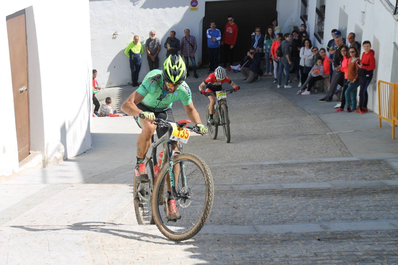 Sensacional jornada en torno al deporte del ciclismo la vivida este domingo, 10 de marzo, en Jerez de los Caballeros con la celebración del VII Maratón templario organizado por el Club ciclista de esta ciudad, con el que se ha dado continuidad a un Open de España de Maratón, que arrancó hace un mes con la VI Vuelta a Córdoba BTT.Miguel Muñoz y Lara Lois, acudían como líderes en la categoría élite tras ser los mejores en la primera cita y en esta prueba, han finalizado cuarto y primera de la general, respectivamente. José Márquez Granado (Quillo Márquez) ha sido el vencedor de la Maratón con un recorrido de 83 kilómetros por el bello entorno de dehesas de Jerez y la comarcar suroeste de Extremadura y con más de 2.000 metros de desnivel acumulado; seguido de Alejandro Díaz de la Peña y José Luis Carrasco Gámez. Agnieta Francke ha sido segunda de la general. En cuanto a los locales, Rafael García Barragán ha sido el primer jerezano de la Maratón en llegar a meta seguido de Ramón Pérez Guerrero y José Ángel González Pérez.El vencedor de la Ruta cicloturista, de 50 kilómetros, ha sido Alberto Cuevas Sánchez, seguido de Antonio Linares Paredes y Pablo Alpiste Quijada.