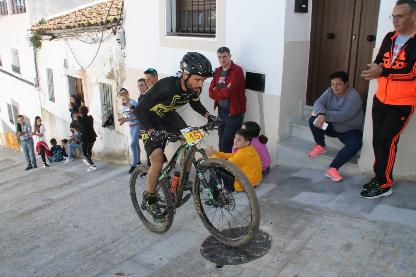 Sensacional jornada en torno al deporte del ciclismo la vivida este domingo, 10 de marzo, en Jerez de los Caballeros con la celebración del VII Maratón templario organizado por el Club ciclista de esta ciudad, con el que se ha dado continuidad a un Open de España de Maratón, que arrancó hace un mes con la VI Vuelta a Córdoba BTT.Miguel Muñoz y Lara Lois, acudían como líderes en la categoría élite tras ser los mejores en la primera cita y en esta prueba, han finalizado cuarto y primera de la general, respectivamente. José Márquez Granado (Quillo Márquez) ha sido el vencedor de la Maratón con un recorrido de 83 kilómetros por el bello entorno de dehesas de Jerez y la comarcar suroeste de Extremadura y con más de 2.000 metros de desnivel acumulado; seguido de Alejandro Díaz de la Peña y José Luis Carrasco Gámez. Agnieta Francke ha sido segunda de la general. En cuanto a los locales, Rafael García Barragán ha sido el primer jerezano de la Maratón en llegar a meta seguido de Ramón Pérez Guerrero y José Ángel González Pérez.El vencedor de la Ruta cicloturista, de 50 kilómetros, ha sido Alberto Cuevas Sánchez, seguido de Antonio Linares Paredes y Pablo Alpiste Quijada.