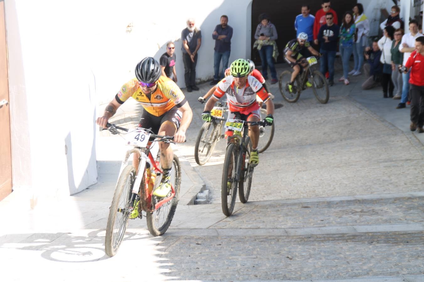 Sensacional jornada en torno al deporte del ciclismo la vivida este domingo, 10 de marzo, en Jerez de los Caballeros con la celebración del VII Maratón templario organizado por el Club ciclista de esta ciudad, con el que se ha dado continuidad a un Open de España de Maratón, que arrancó hace un mes con la VI Vuelta a Córdoba BTT.Miguel Muñoz y Lara Lois, acudían como líderes en la categoría élite tras ser los mejores en la primera cita y en esta prueba, han finalizado cuarto y primera de la general, respectivamente. José Márquez Granado (Quillo Márquez) ha sido el vencedor de la Maratón con un recorrido de 83 kilómetros por el bello entorno de dehesas de Jerez y la comarcar suroeste de Extremadura y con más de 2.000 metros de desnivel acumulado; seguido de Alejandro Díaz de la Peña y José Luis Carrasco Gámez. Agnieta Francke ha sido segunda de la general. En cuanto a los locales, Rafael García Barragán ha sido el primer jerezano de la Maratón en llegar a meta seguido de Ramón Pérez Guerrero y José Ángel González Pérez.El vencedor de la Ruta cicloturista, de 50 kilómetros, ha sido Alberto Cuevas Sánchez, seguido de Antonio Linares Paredes y Pablo Alpiste Quijada.