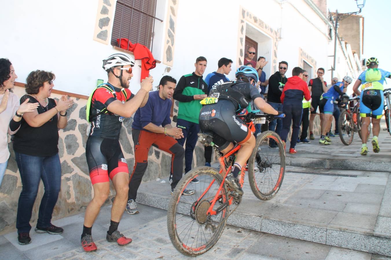 Sensacional jornada en torno al deporte del ciclismo la vivida este domingo, 10 de marzo, en Jerez de los Caballeros con la celebración del VII Maratón templario organizado por el Club ciclista de esta ciudad, con el que se ha dado continuidad a un Open de España de Maratón, que arrancó hace un mes con la VI Vuelta a Córdoba BTT.Miguel Muñoz y Lara Lois, acudían como líderes en la categoría élite tras ser los mejores en la primera cita y en esta prueba, han finalizado cuarto y primera de la general, respectivamente. José Márquez Granado (Quillo Márquez) ha sido el vencedor de la Maratón con un recorrido de 83 kilómetros por el bello entorno de dehesas de Jerez y la comarcar suroeste de Extremadura y con más de 2.000 metros de desnivel acumulado; seguido de Alejandro Díaz de la Peña y José Luis Carrasco Gámez. Agnieta Francke ha sido segunda de la general. En cuanto a los locales, Rafael García Barragán ha sido el primer jerezano de la Maratón en llegar a meta seguido de Ramón Pérez Guerrero y José Ángel González Pérez.El vencedor de la Ruta cicloturista, de 50 kilómetros, ha sido Alberto Cuevas Sánchez, seguido de Antonio Linares Paredes y Pablo Alpiste Quijada.
