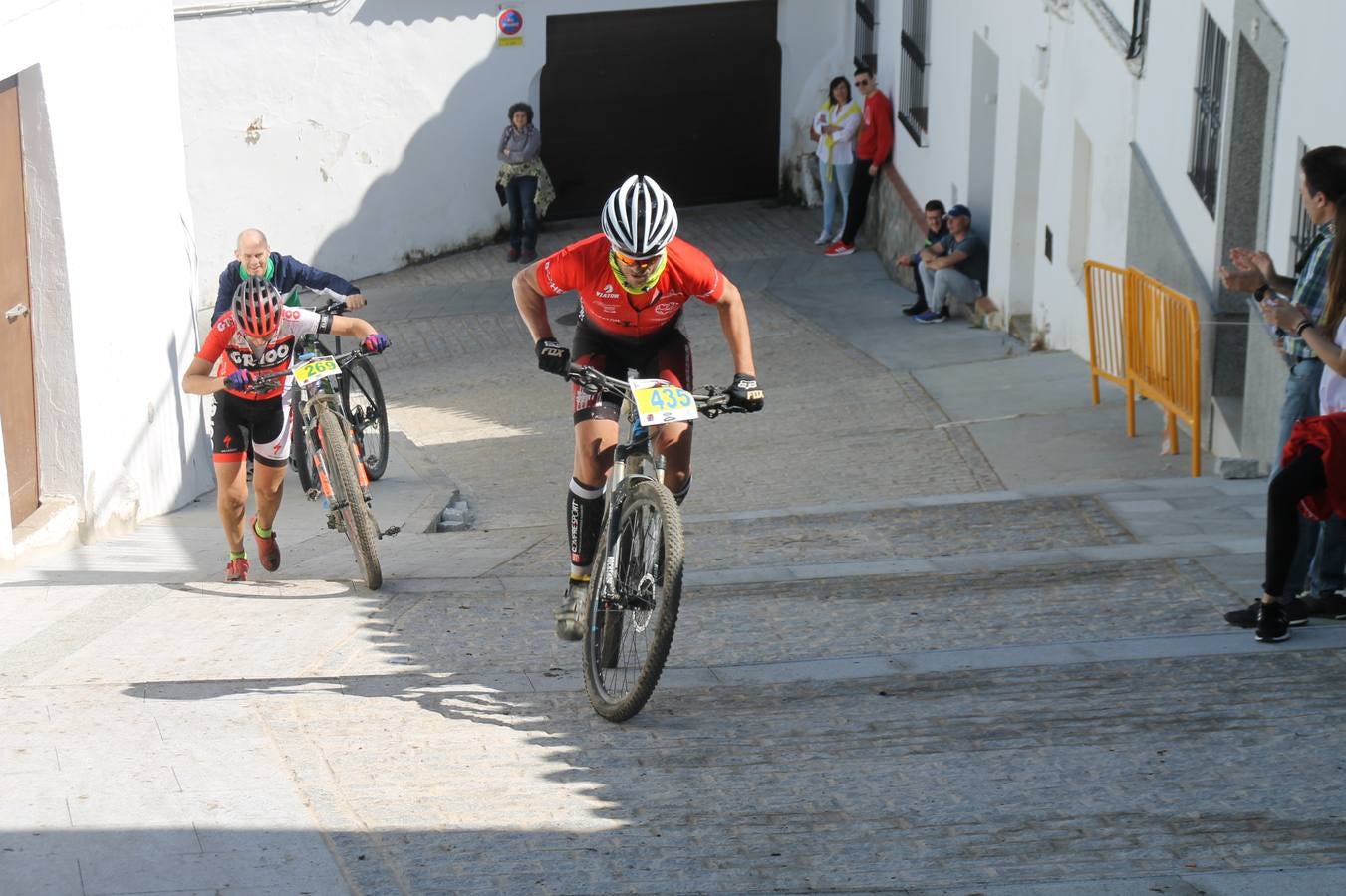 Sensacional jornada en torno al deporte del ciclismo la vivida este domingo, 10 de marzo, en Jerez de los Caballeros con la celebración del VII Maratón templario organizado por el Club ciclista de esta ciudad, con el que se ha dado continuidad a un Open de España de Maratón, que arrancó hace un mes con la VI Vuelta a Córdoba BTT.Miguel Muñoz y Lara Lois, acudían como líderes en la categoría élite tras ser los mejores en la primera cita y en esta prueba, han finalizado cuarto y primera de la general, respectivamente. José Márquez Granado (Quillo Márquez) ha sido el vencedor de la Maratón con un recorrido de 83 kilómetros por el bello entorno de dehesas de Jerez y la comarcar suroeste de Extremadura y con más de 2.000 metros de desnivel acumulado; seguido de Alejandro Díaz de la Peña y José Luis Carrasco Gámez. Agnieta Francke ha sido segunda de la general. En cuanto a los locales, Rafael García Barragán ha sido el primer jerezano de la Maratón en llegar a meta seguido de Ramón Pérez Guerrero y José Ángel González Pérez.El vencedor de la Ruta cicloturista, de 50 kilómetros, ha sido Alberto Cuevas Sánchez, seguido de Antonio Linares Paredes y Pablo Alpiste Quijada.