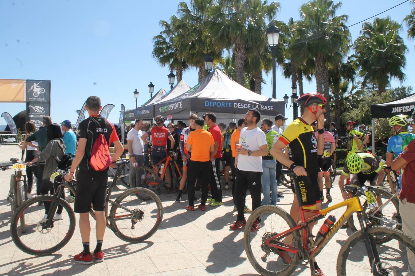 Sensacional jornada en torno al deporte del ciclismo la vivida este domingo, 10 de marzo, en Jerez de los Caballeros con la celebración del VII Maratón templario organizado por el Club ciclista de esta ciudad, con el que se ha dado continuidad a un Open de España de Maratón, que arrancó hace un mes con la VI Vuelta a Córdoba BTT.Miguel Muñoz y Lara Lois, acudían como líderes en la categoría élite tras ser los mejores en la primera cita y en esta prueba, han finalizado cuarto y primera de la general, respectivamente. José Márquez Granado (Quillo Márquez) ha sido el vencedor de la Maratón con un recorrido de 83 kilómetros por el bello entorno de dehesas de Jerez y la comarcar suroeste de Extremadura y con más de 2.000 metros de desnivel acumulado; seguido de Alejandro Díaz de la Peña y José Luis Carrasco Gámez. Agnieta Francke ha sido segunda de la general. En cuanto a los locales, Rafael García Barragán ha sido el primer jerezano de la Maratón en llegar a meta seguido de Ramón Pérez Guerrero y José Ángel González Pérez.El vencedor de la Ruta cicloturista, de 50 kilómetros, ha sido Alberto Cuevas Sánchez, seguido de Antonio Linares Paredes y Pablo Alpiste Quijada.