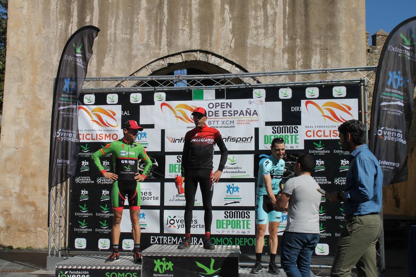 Sensacional jornada en torno al deporte del ciclismo la vivida este domingo, 10 de marzo, en Jerez de los Caballeros con la celebración del VII Maratón templario organizado por el Club ciclista de esta ciudad, con el que se ha dado continuidad a un Open de España de Maratón, que arrancó hace un mes con la VI Vuelta a Córdoba BTT.Miguel Muñoz y Lara Lois, acudían como líderes en la categoría élite tras ser los mejores en la primera cita y en esta prueba, han finalizado cuarto y primera de la general, respectivamente. José Márquez Granado (Quillo Márquez) ha sido el vencedor de la Maratón con un recorrido de 83 kilómetros por el bello entorno de dehesas de Jerez y la comarcar suroeste de Extremadura y con más de 2.000 metros de desnivel acumulado; seguido de Alejandro Díaz de la Peña y José Luis Carrasco Gámez. Agnieta Francke ha sido segunda de la general. En cuanto a los locales, Rafael García Barragán ha sido el primer jerezano de la Maratón en llegar a meta seguido de Ramón Pérez Guerrero y José Ángel González Pérez.El vencedor de la Ruta cicloturista, de 50 kilómetros, ha sido Alberto Cuevas Sánchez, seguido de Antonio Linares Paredes y Pablo Alpiste Quijada.
