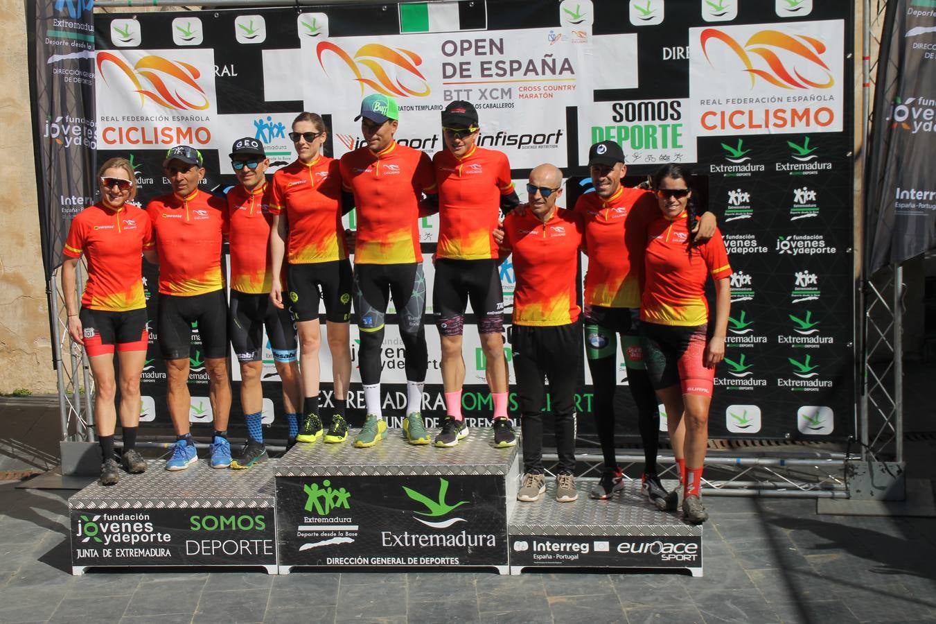 Sensacional jornada en torno al deporte del ciclismo la vivida este domingo, 10 de marzo, en Jerez de los Caballeros con la celebración del VII Maratón templario organizado por el Club ciclista de esta ciudad, con el que se ha dado continuidad a un Open de España de Maratón, que arrancó hace un mes con la VI Vuelta a Córdoba BTT.Miguel Muñoz y Lara Lois, acudían como líderes en la categoría élite tras ser los mejores en la primera cita y en esta prueba, han finalizado cuarto y primera de la general, respectivamente. José Márquez Granado (Quillo Márquez) ha sido el vencedor de la Maratón con un recorrido de 83 kilómetros por el bello entorno de dehesas de Jerez y la comarcar suroeste de Extremadura y con más de 2.000 metros de desnivel acumulado; seguido de Alejandro Díaz de la Peña y José Luis Carrasco Gámez. Agnieta Francke ha sido segunda de la general. En cuanto a los locales, Rafael García Barragán ha sido el primer jerezano de la Maratón en llegar a meta seguido de Ramón Pérez Guerrero y José Ángel González Pérez.El vencedor de la Ruta cicloturista, de 50 kilómetros, ha sido Alberto Cuevas Sánchez, seguido de Antonio Linares Paredes y Pablo Alpiste Quijada.