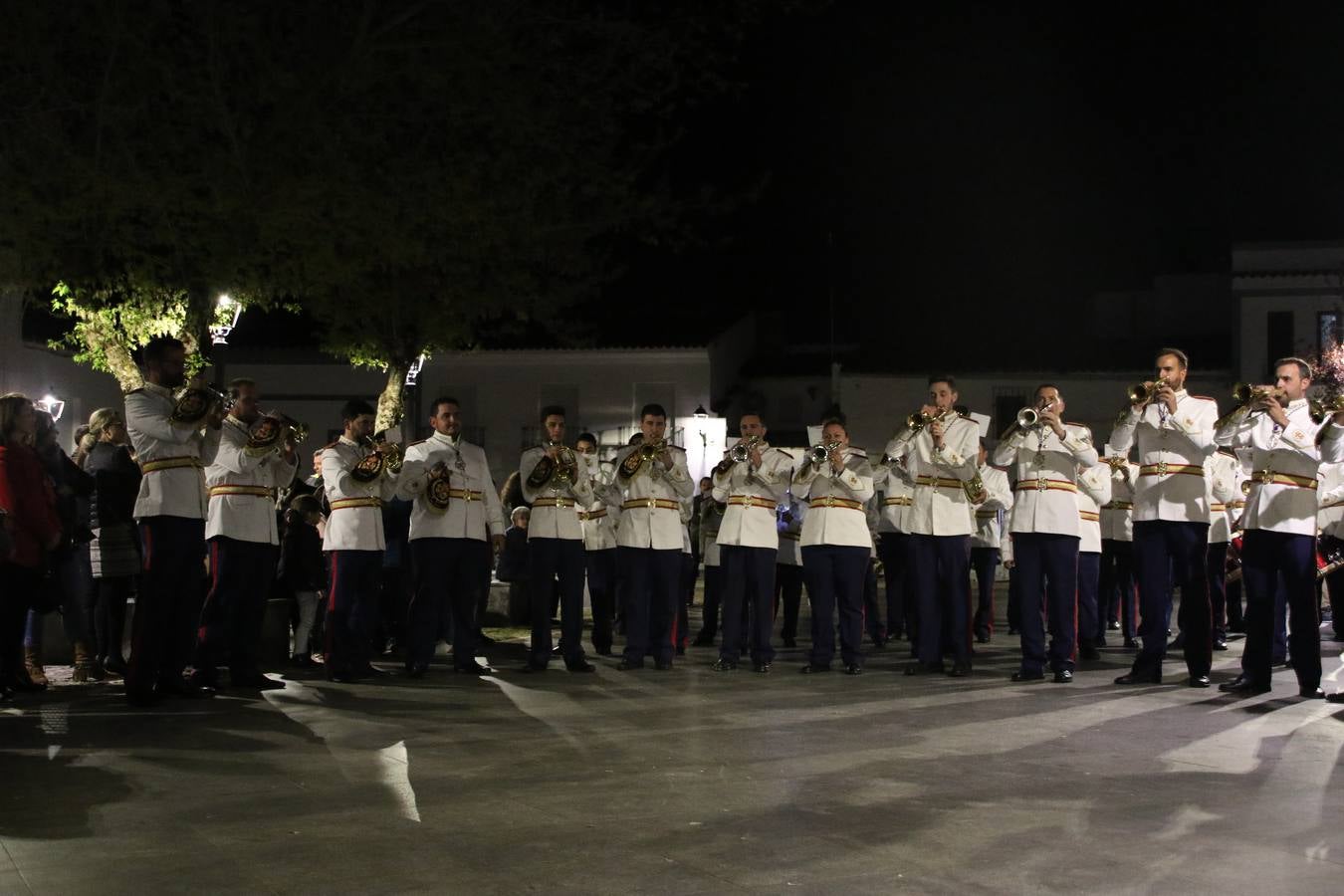 La Banda de Cornetas y Tambores 'Nuestra Señora del Rosario' (Los Catalinos) de Jerez de los Caballeros ofreció, ayer, un concierto en el Llano de los Mártires. La cita se enmarca en los actos organizados por la Pontificia y Real Cofradía del Señor Coronado de Espinas, Santísimo Cristo de la Flagelación y María Santísima de la Amargura con motivo del 245 aniversario de su fundación.