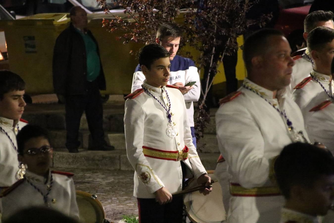 La Banda de Cornetas y Tambores 'Nuestra Señora del Rosario' (Los Catalinos) de Jerez de los Caballeros ofreció, ayer, un concierto en el Llano de los Mártires. La cita se enmarca en los actos organizados por la Pontificia y Real Cofradía del Señor Coronado de Espinas, Santísimo Cristo de la Flagelación y María Santísima de la Amargura con motivo del 245 aniversario de su fundación.
