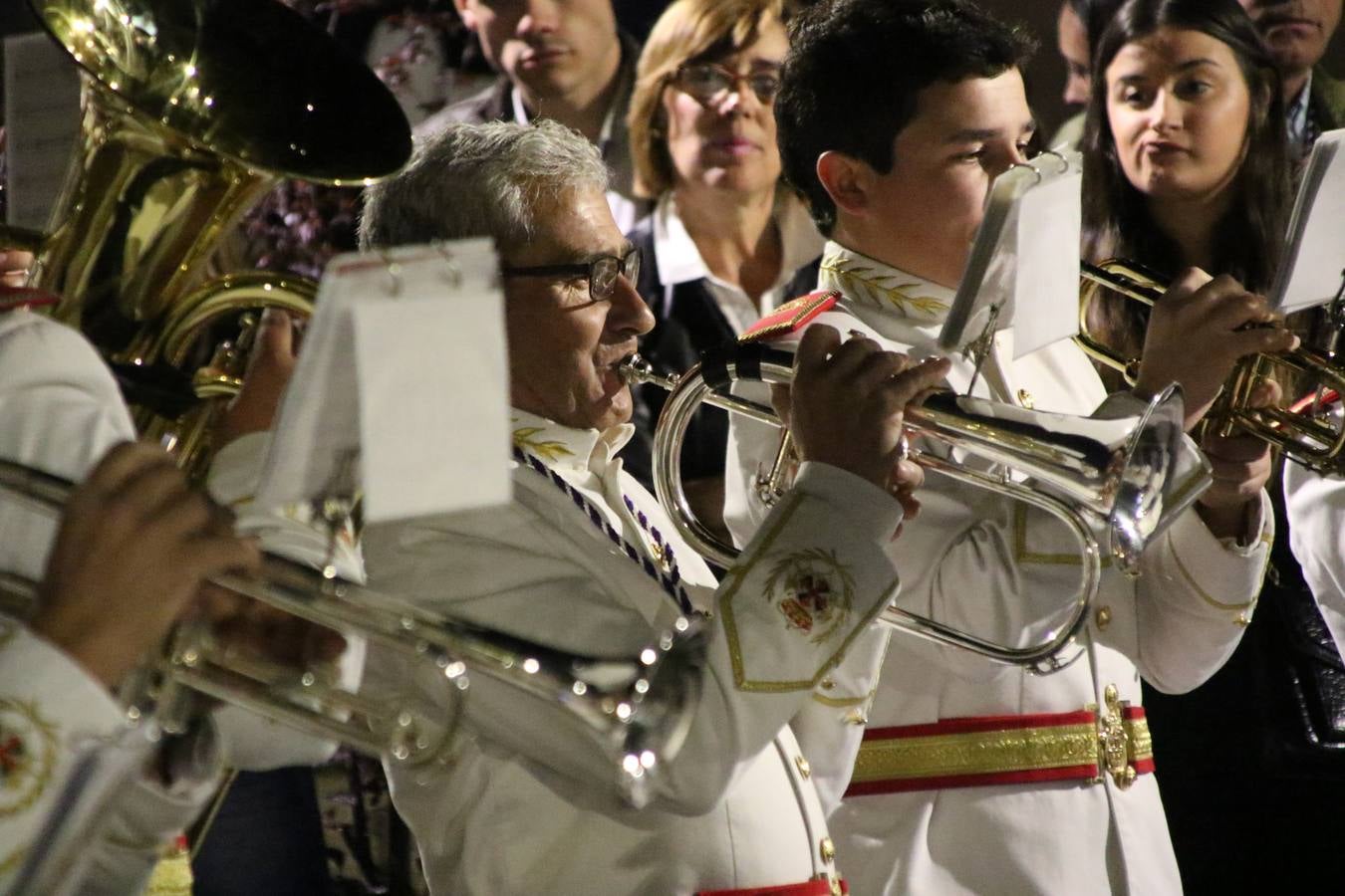 La Banda de Cornetas y Tambores 'Nuestra Señora del Rosario' (Los Catalinos) de Jerez de los Caballeros ofreció, ayer, un concierto en el Llano de los Mártires. La cita se enmarca en los actos organizados por la Pontificia y Real Cofradía del Señor Coronado de Espinas, Santísimo Cristo de la Flagelación y María Santísima de la Amargura con motivo del 245 aniversario de su fundación.