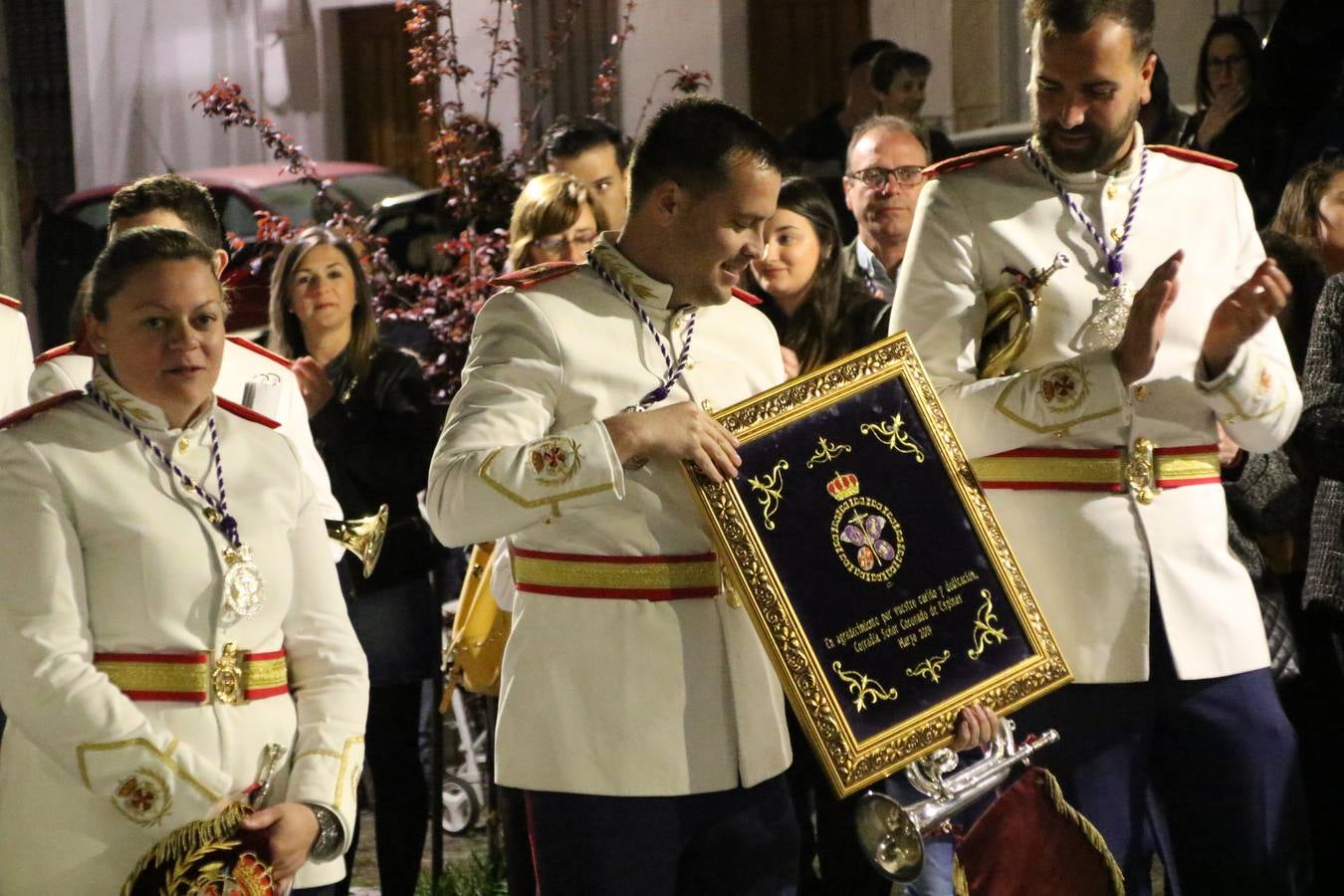 La Banda de Cornetas y Tambores 'Nuestra Señora del Rosario' (Los Catalinos) de Jerez de los Caballeros ofreció, ayer, un concierto en el Llano de los Mártires. La cita se enmarca en los actos organizados por la Pontificia y Real Cofradía del Señor Coronado de Espinas, Santísimo Cristo de la Flagelación y María Santísima de la Amargura con motivo del 245 aniversario de su fundación.