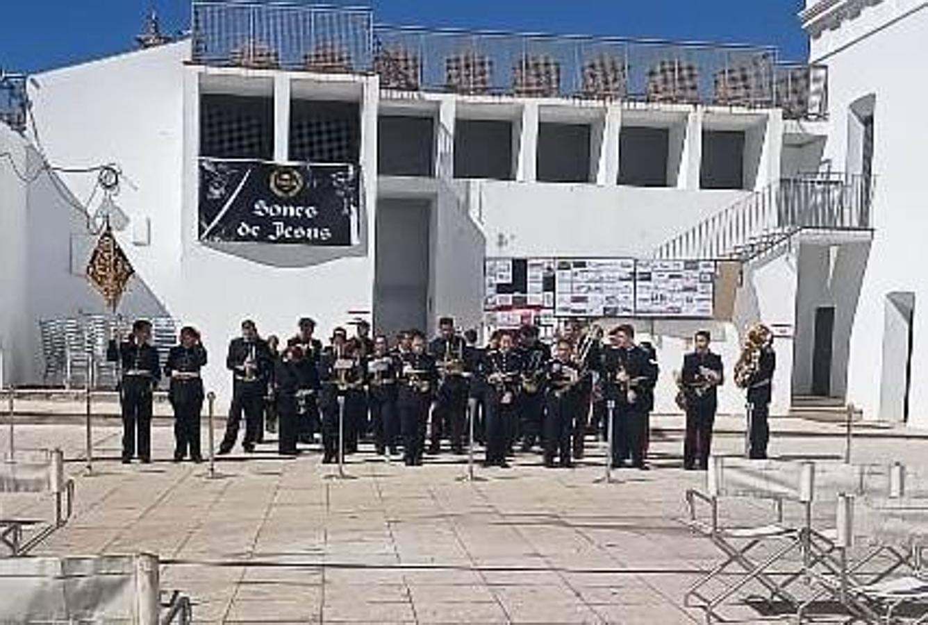 La fortaleza templaria de Jerez de los Caballeros acogió una nueeva edición del Certamen de Bandas Sones de Jesús, organizado por la Agrupación Musical Nuestro Padre Jesús Nazareno, con un carácter especial en este año 2019 en el que celebra el 30º aniversario de su creación.Hubo palabras de agradecimiento y aplausos para todas las bandas participantes:La Agrupación Musical Santa Ana, de Valle de Santa Ana; la Agrupación Musical 'Maestro Sousa' de la OJE de Jerez de los Caballeros, la Banda de Cornetas y Tambores 'Nuestra Señora del Rosario, de esta misma ciudad; la Agrupación Musical de Oliva de Mérida; La Banda de Cornetas y Tambores 'Nuestro Padre Jesús Nazareno' de Zafra, la Banda de Cornetas y Tambores 'Estrella' de Los Santos de Maimona, la Banda de Cornetas y Tambores 'Virgen del Pilar' de Villafranca de los Barros, la Banda de Cornetas y Tambores 'Resucitado' de Badajoz y la propia Agrupación Musical Nuestro Padre Jesús Nazareno de Jerez de los Caballeros, anfitriona de esta cita. Y también para colaboradores: empresas, Ayuntamiento, La Trouppe. Pese al calor de la jornada, el público disfrutó de este evento que tuvo como protagonista a los sonidos de la Semana Santa y tuvo además un fin benéfico.