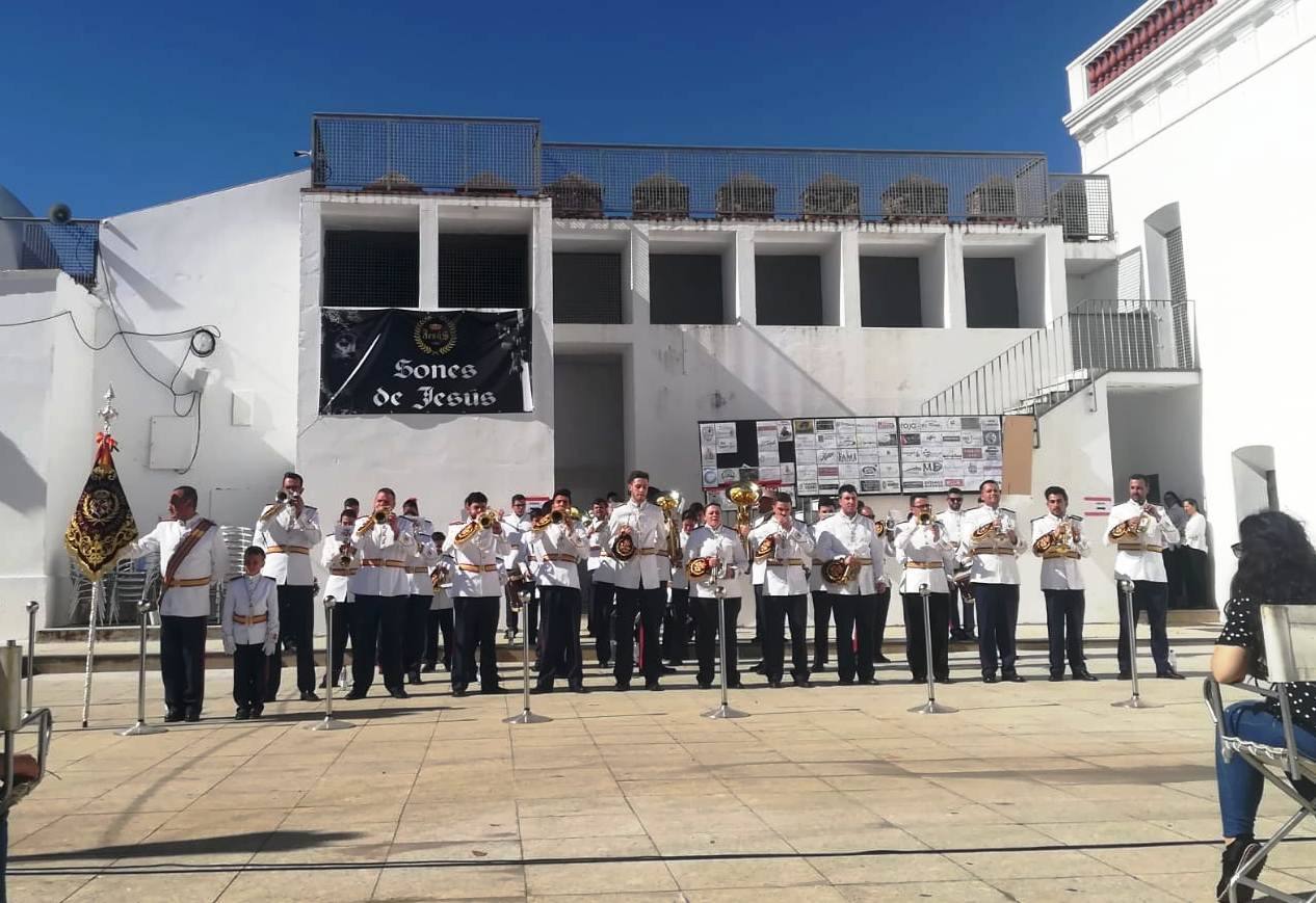La fortaleza templaria de Jerez de los Caballeros acogió una nueeva edición del Certamen de Bandas Sones de Jesús, organizado por la Agrupación Musical Nuestro Padre Jesús Nazareno, con un carácter especial en este año 2019 en el que celebra el 30º aniversario de su creación.Hubo palabras de agradecimiento y aplausos para todas las bandas participantes:La Agrupación Musical Santa Ana, de Valle de Santa Ana; la Agrupación Musical 'Maestro Sousa' de la OJE de Jerez de los Caballeros, la Banda de Cornetas y Tambores 'Nuestra Señora del Rosario, de esta misma ciudad; la Agrupación Musical de Oliva de Mérida; La Banda de Cornetas y Tambores 'Nuestro Padre Jesús Nazareno' de Zafra, la Banda de Cornetas y Tambores 'Estrella' de Los Santos de Maimona, la Banda de Cornetas y Tambores 'Virgen del Pilar' de Villafranca de los Barros, la Banda de Cornetas y Tambores 'Resucitado' de Badajoz y la propia Agrupación Musical Nuestro Padre Jesús Nazareno de Jerez de los Caballeros, anfitriona de esta cita. Y también para colaboradores: empresas, Ayuntamiento, La Trouppe. Pese al calor de la jornada, el público disfrutó de este evento que tuvo como protagonista a los sonidos de la Semana Santa y tuvo además un fin benéfico.