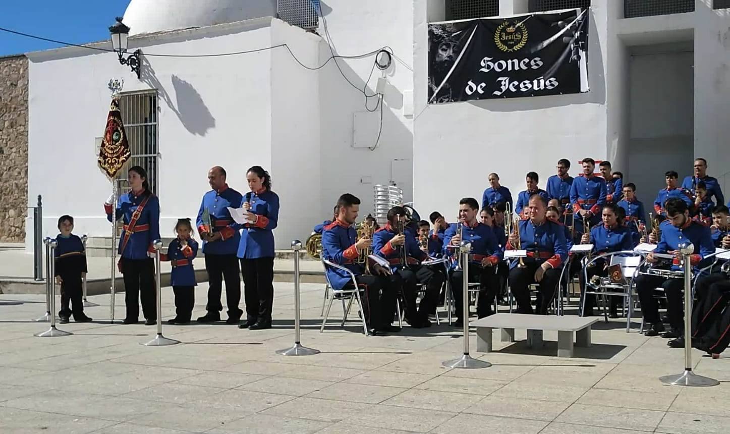 La fortaleza templaria de Jerez de los Caballeros acogió una nueeva edición del Certamen de Bandas Sones de Jesús, organizado por la Agrupación Musical Nuestro Padre Jesús Nazareno, con un carácter especial en este año 2019 en el que celebra el 30º aniversario de su creación.Hubo palabras de agradecimiento y aplausos para todas las bandas participantes:La Agrupación Musical Santa Ana, de Valle de Santa Ana; la Agrupación Musical 'Maestro Sousa' de la OJE de Jerez de los Caballeros, la Banda de Cornetas y Tambores 'Nuestra Señora del Rosario, de esta misma ciudad; la Agrupación Musical de Oliva de Mérida; La Banda de Cornetas y Tambores 'Nuestro Padre Jesús Nazareno' de Zafra, la Banda de Cornetas y Tambores 'Estrella' de Los Santos de Maimona, la Banda de Cornetas y Tambores 'Virgen del Pilar' de Villafranca de los Barros, la Banda de Cornetas y Tambores 'Resucitado' de Badajoz y la propia Agrupación Musical Nuestro Padre Jesús Nazareno de Jerez de los Caballeros, anfitriona de esta cita. Y también para colaboradores: empresas, Ayuntamiento, La Trouppe. Pese al calor de la jornada, el público disfrutó de este evento que tuvo como protagonista a los sonidos de la Semana Santa y tuvo además un fin benéfico.