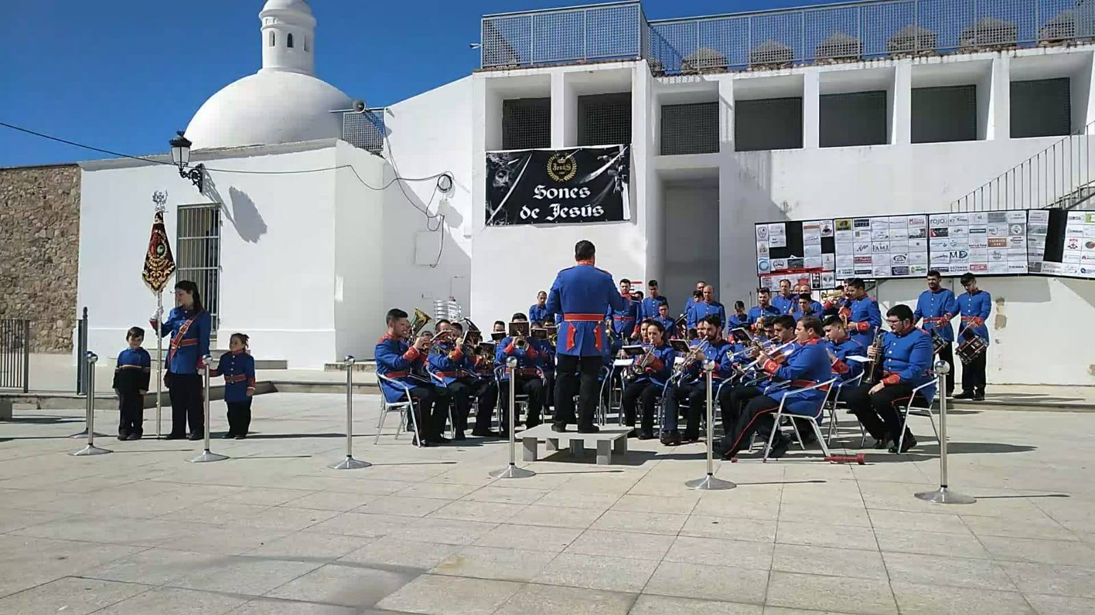 La fortaleza templaria de Jerez de los Caballeros acogió una nueeva edición del Certamen de Bandas Sones de Jesús, organizado por la Agrupación Musical Nuestro Padre Jesús Nazareno, con un carácter especial en este año 2019 en el que celebra el 30º aniversario de su creación.Hubo palabras de agradecimiento y aplausos para todas las bandas participantes:La Agrupación Musical Santa Ana, de Valle de Santa Ana; la Agrupación Musical 'Maestro Sousa' de la OJE de Jerez de los Caballeros, la Banda de Cornetas y Tambores 'Nuestra Señora del Rosario, de esta misma ciudad; la Agrupación Musical de Oliva de Mérida; La Banda de Cornetas y Tambores 'Nuestro Padre Jesús Nazareno' de Zafra, la Banda de Cornetas y Tambores 'Estrella' de Los Santos de Maimona, la Banda de Cornetas y Tambores 'Virgen del Pilar' de Villafranca de los Barros, la Banda de Cornetas y Tambores 'Resucitado' de Badajoz y la propia Agrupación Musical Nuestro Padre Jesús Nazareno de Jerez de los Caballeros, anfitriona de esta cita. Y también para colaboradores: empresas, Ayuntamiento, La Trouppe. Pese al calor de la jornada, el público disfrutó de este evento que tuvo como protagonista a los sonidos de la Semana Santa y tuvo además un fin benéfico.