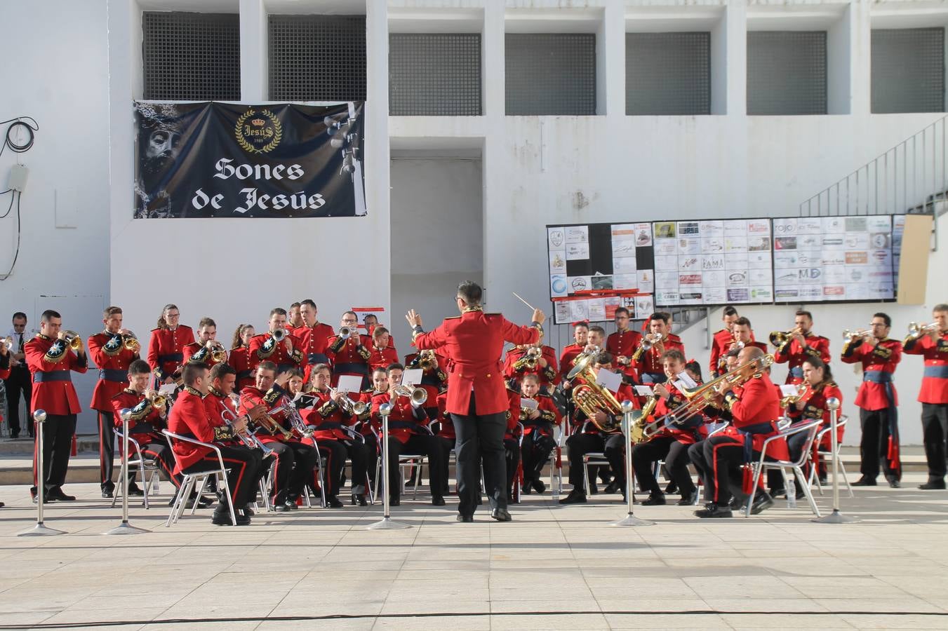La fortaleza templaria de Jerez de los Caballeros acogió una nueeva edición del Certamen de Bandas Sones de Jesús, organizado por la Agrupación Musical Nuestro Padre Jesús Nazareno, con un carácter especial en este año 2019 en el que celebra el 30º aniversario de su creación.Hubo palabras de agradecimiento y aplausos para todas las bandas participantes:La Agrupación Musical Santa Ana, de Valle de Santa Ana; la Agrupación Musical 'Maestro Sousa' de la OJE de Jerez de los Caballeros, la Banda de Cornetas y Tambores 'Nuestra Señora del Rosario, de esta misma ciudad; la Agrupación Musical de Oliva de Mérida; La Banda de Cornetas y Tambores 'Nuestro Padre Jesús Nazareno' de Zafra, la Banda de Cornetas y Tambores 'Estrella' de Los Santos de Maimona, la Banda de Cornetas y Tambores 'Virgen del Pilar' de Villafranca de los Barros, la Banda de Cornetas y Tambores 'Resucitado' de Badajoz y la propia Agrupación Musical Nuestro Padre Jesús Nazareno de Jerez de los Caballeros, anfitriona de esta cita. Y también para colaboradores: empresas, Ayuntamiento, La Trouppe. Pese al calor de la jornada, el público disfrutó de este evento que tuvo como protagonista a los sonidos de la Semana Santa y tuvo además un fin benéfico.