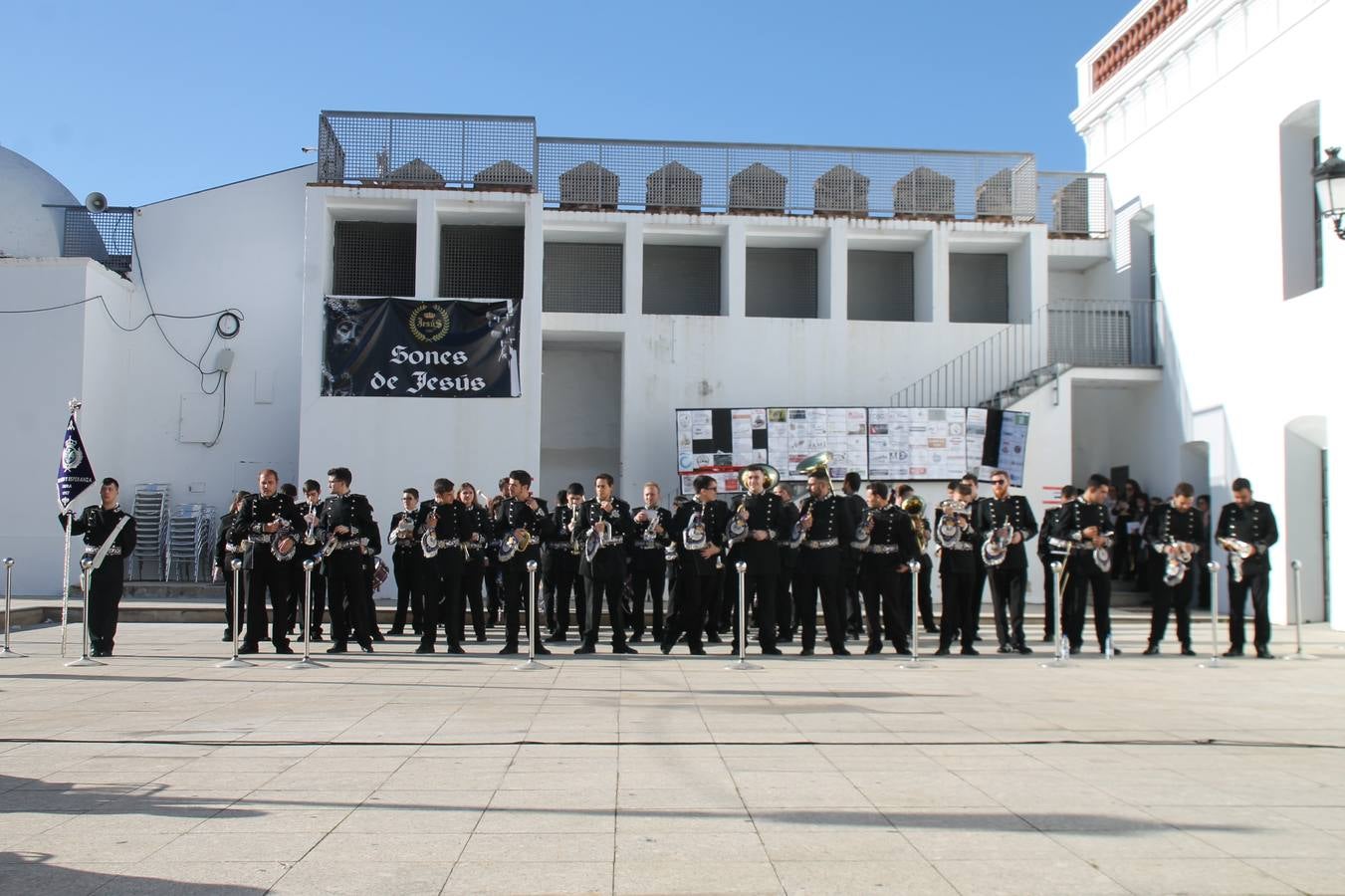La fortaleza templaria de Jerez de los Caballeros acogió una nueeva edición del Certamen de Bandas Sones de Jesús, organizado por la Agrupación Musical Nuestro Padre Jesús Nazareno, con un carácter especial en este año 2019 en el que celebra el 30º aniversario de su creación.Hubo palabras de agradecimiento y aplausos para todas las bandas participantes:La Agrupación Musical Santa Ana, de Valle de Santa Ana; la Agrupación Musical 'Maestro Sousa' de la OJE de Jerez de los Caballeros, la Banda de Cornetas y Tambores 'Nuestra Señora del Rosario, de esta misma ciudad; la Agrupación Musical de Oliva de Mérida; La Banda de Cornetas y Tambores 'Nuestro Padre Jesús Nazareno' de Zafra, la Banda de Cornetas y Tambores 'Estrella' de Los Santos de Maimona, la Banda de Cornetas y Tambores 'Virgen del Pilar' de Villafranca de los Barros, la Banda de Cornetas y Tambores 'Resucitado' de Badajoz y la propia Agrupación Musical Nuestro Padre Jesús Nazareno de Jerez de los Caballeros, anfitriona de esta cita. Y también para colaboradores: empresas, Ayuntamiento, La Trouppe. Pese al calor de la jornada, el público disfrutó de este evento que tuvo como protagonista a los sonidos de la Semana Santa y tuvo además un fin benéfico.