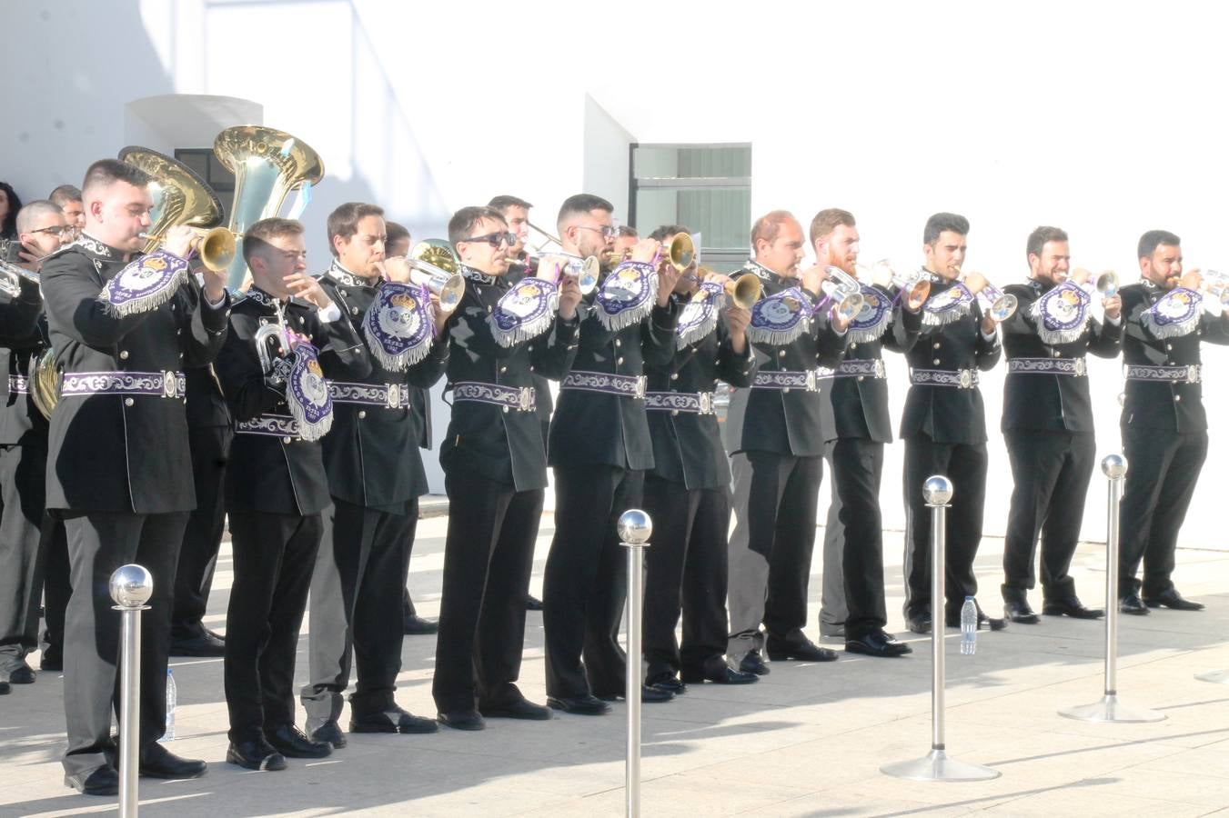 La fortaleza templaria de Jerez de los Caballeros acogió una nueeva edición del Certamen de Bandas Sones de Jesús, organizado por la Agrupación Musical Nuestro Padre Jesús Nazareno, con un carácter especial en este año 2019 en el que celebra el 30º aniversario de su creación.Hubo palabras de agradecimiento y aplausos para todas las bandas participantes:La Agrupación Musical Santa Ana, de Valle de Santa Ana; la Agrupación Musical 'Maestro Sousa' de la OJE de Jerez de los Caballeros, la Banda de Cornetas y Tambores 'Nuestra Señora del Rosario, de esta misma ciudad; la Agrupación Musical de Oliva de Mérida; La Banda de Cornetas y Tambores 'Nuestro Padre Jesús Nazareno' de Zafra, la Banda de Cornetas y Tambores 'Estrella' de Los Santos de Maimona, la Banda de Cornetas y Tambores 'Virgen del Pilar' de Villafranca de los Barros, la Banda de Cornetas y Tambores 'Resucitado' de Badajoz y la propia Agrupación Musical Nuestro Padre Jesús Nazareno de Jerez de los Caballeros, anfitriona de esta cita. Y también para colaboradores: empresas, Ayuntamiento, La Trouppe. Pese al calor de la jornada, el público disfrutó de este evento que tuvo como protagonista a los sonidos de la Semana Santa y tuvo además un fin benéfico.
