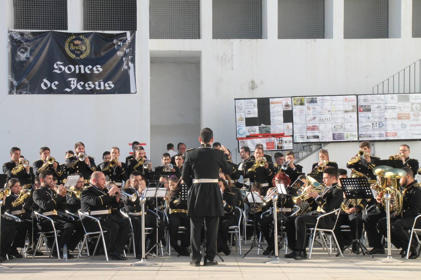 La fortaleza templaria de Jerez de los Caballeros acogió una nueeva edición del Certamen de Bandas Sones de Jesús, organizado por la Agrupación Musical Nuestro Padre Jesús Nazareno, con un carácter especial en este año 2019 en el que celebra el 30º aniversario de su creación.Hubo palabras de agradecimiento y aplausos para todas las bandas participantes:La Agrupación Musical Santa Ana, de Valle de Santa Ana; la Agrupación Musical 'Maestro Sousa' de la OJE de Jerez de los Caballeros, la Banda de Cornetas y Tambores 'Nuestra Señora del Rosario, de esta misma ciudad; la Agrupación Musical de Oliva de Mérida; La Banda de Cornetas y Tambores 'Nuestro Padre Jesús Nazareno' de Zafra, la Banda de Cornetas y Tambores 'Estrella' de Los Santos de Maimona, la Banda de Cornetas y Tambores 'Virgen del Pilar' de Villafranca de los Barros, la Banda de Cornetas y Tambores 'Resucitado' de Badajoz y la propia Agrupación Musical Nuestro Padre Jesús Nazareno de Jerez de los Caballeros, anfitriona de esta cita. Y también para colaboradores: empresas, Ayuntamiento, La Trouppe. Pese al calor de la jornada, el público disfrutó de este evento que tuvo como protagonista a los sonidos de la Semana Santa y tuvo además un fin benéfico.