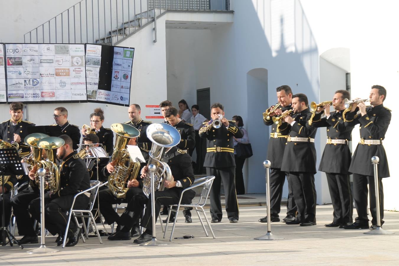 La fortaleza templaria de Jerez de los Caballeros acogió una nueeva edición del Certamen de Bandas Sones de Jesús, organizado por la Agrupación Musical Nuestro Padre Jesús Nazareno, con un carácter especial en este año 2019 en el que celebra el 30º aniversario de su creación.Hubo palabras de agradecimiento y aplausos para todas las bandas participantes:La Agrupación Musical Santa Ana, de Valle de Santa Ana; la Agrupación Musical 'Maestro Sousa' de la OJE de Jerez de los Caballeros, la Banda de Cornetas y Tambores 'Nuestra Señora del Rosario, de esta misma ciudad; la Agrupación Musical de Oliva de Mérida; La Banda de Cornetas y Tambores 'Nuestro Padre Jesús Nazareno' de Zafra, la Banda de Cornetas y Tambores 'Estrella' de Los Santos de Maimona, la Banda de Cornetas y Tambores 'Virgen del Pilar' de Villafranca de los Barros, la Banda de Cornetas y Tambores 'Resucitado' de Badajoz y la propia Agrupación Musical Nuestro Padre Jesús Nazareno de Jerez de los Caballeros, anfitriona de esta cita. Y también para colaboradores: empresas, Ayuntamiento, La Trouppe. Pese al calor de la jornada, el público disfrutó de este evento que tuvo como protagonista a los sonidos de la Semana Santa y tuvo además un fin benéfico.