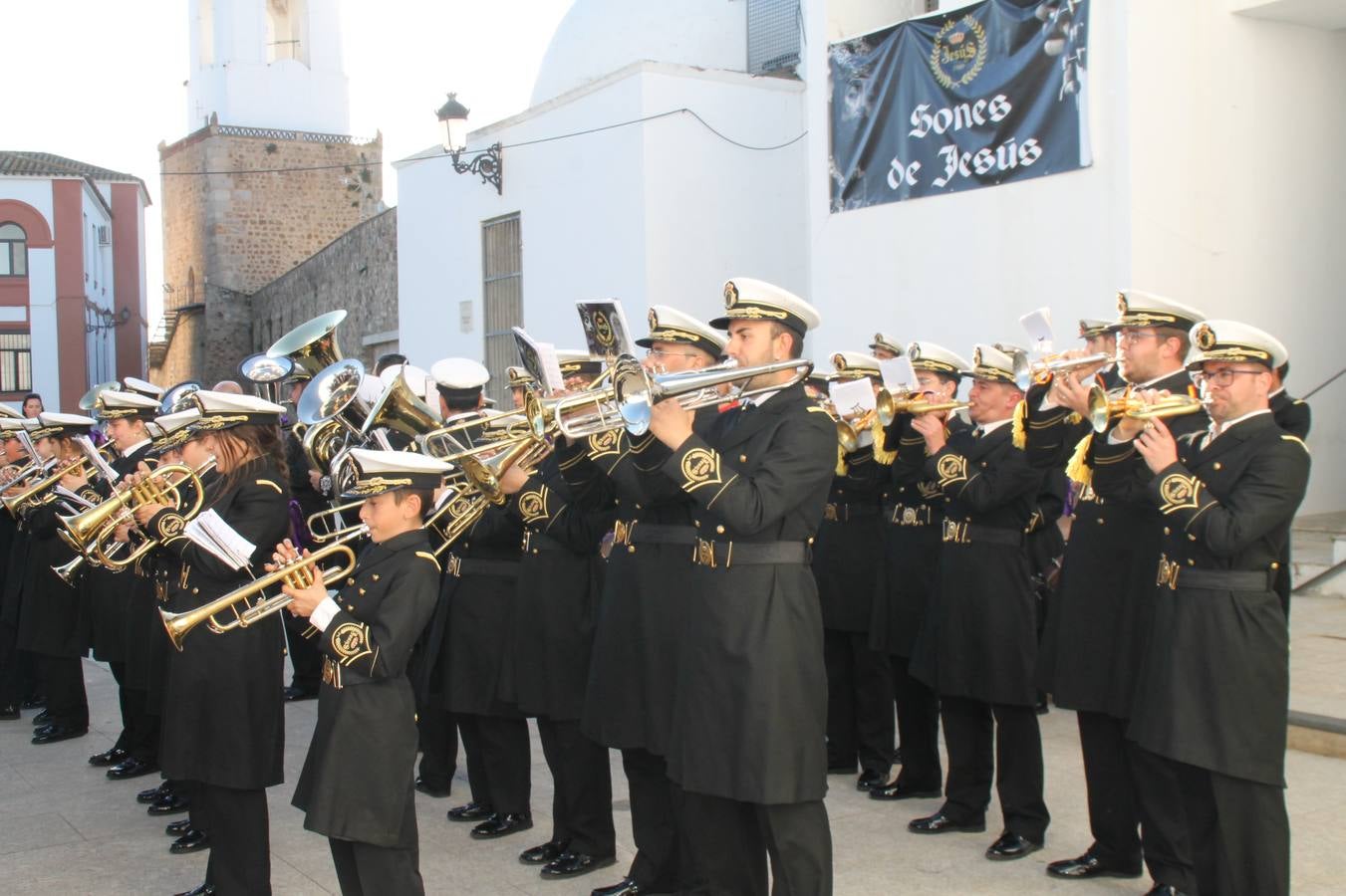 La fortaleza templaria de Jerez de los Caballeros acogió una nueeva edición del Certamen de Bandas Sones de Jesús, organizado por la Agrupación Musical Nuestro Padre Jesús Nazareno, con un carácter especial en este año 2019 en el que celebra el 30º aniversario de su creación.Hubo palabras de agradecimiento y aplausos para todas las bandas participantes:La Agrupación Musical Santa Ana, de Valle de Santa Ana; la Agrupación Musical 'Maestro Sousa' de la OJE de Jerez de los Caballeros, la Banda de Cornetas y Tambores 'Nuestra Señora del Rosario, de esta misma ciudad; la Agrupación Musical de Oliva de Mérida; La Banda de Cornetas y Tambores 'Nuestro Padre Jesús Nazareno' de Zafra, la Banda de Cornetas y Tambores 'Estrella' de Los Santos de Maimona, la Banda de Cornetas y Tambores 'Virgen del Pilar' de Villafranca de los Barros, la Banda de Cornetas y Tambores 'Resucitado' de Badajoz y la propia Agrupación Musical Nuestro Padre Jesús Nazareno de Jerez de los Caballeros, anfitriona de esta cita. Y también para colaboradores: empresas, Ayuntamiento, La Trouppe. Pese al calor de la jornada, el público disfrutó de este evento que tuvo como protagonista a los sonidos de la Semana Santa y tuvo además un fin benéfico.