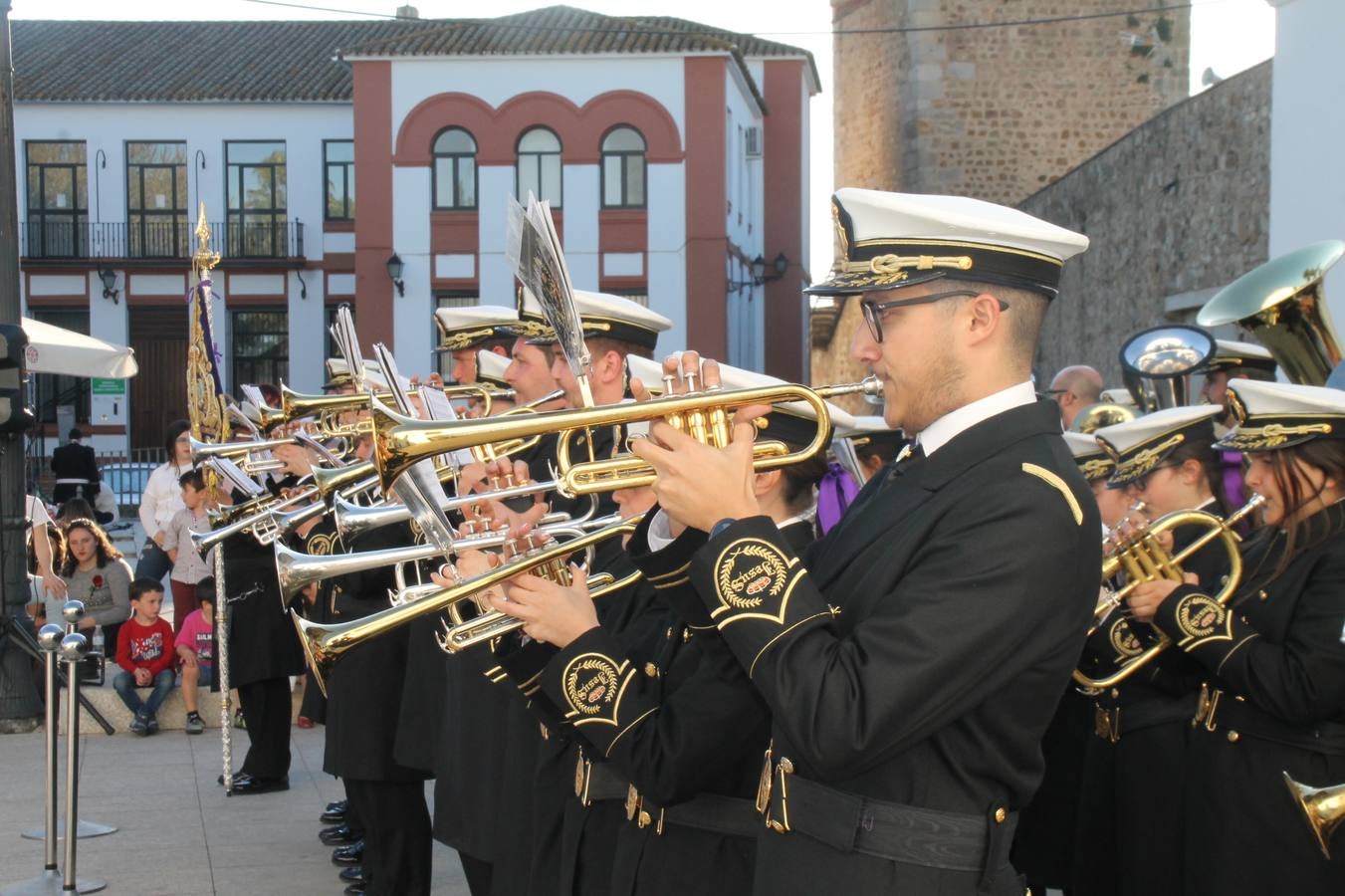 La fortaleza templaria de Jerez de los Caballeros acogió una nueeva edición del Certamen de Bandas Sones de Jesús, organizado por la Agrupación Musical Nuestro Padre Jesús Nazareno, con un carácter especial en este año 2019 en el que celebra el 30º aniversario de su creación.Hubo palabras de agradecimiento y aplausos para todas las bandas participantes:La Agrupación Musical Santa Ana, de Valle de Santa Ana; la Agrupación Musical 'Maestro Sousa' de la OJE de Jerez de los Caballeros, la Banda de Cornetas y Tambores 'Nuestra Señora del Rosario, de esta misma ciudad; la Agrupación Musical de Oliva de Mérida; La Banda de Cornetas y Tambores 'Nuestro Padre Jesús Nazareno' de Zafra, la Banda de Cornetas y Tambores 'Estrella' de Los Santos de Maimona, la Banda de Cornetas y Tambores 'Virgen del Pilar' de Villafranca de los Barros, la Banda de Cornetas y Tambores 'Resucitado' de Badajoz y la propia Agrupación Musical Nuestro Padre Jesús Nazareno de Jerez de los Caballeros, anfitriona de esta cita. Y también para colaboradores: empresas, Ayuntamiento, La Trouppe. Pese al calor de la jornada, el público disfrutó de este evento que tuvo como protagonista a los sonidos de la Semana Santa y tuvo además un fin benéfico.