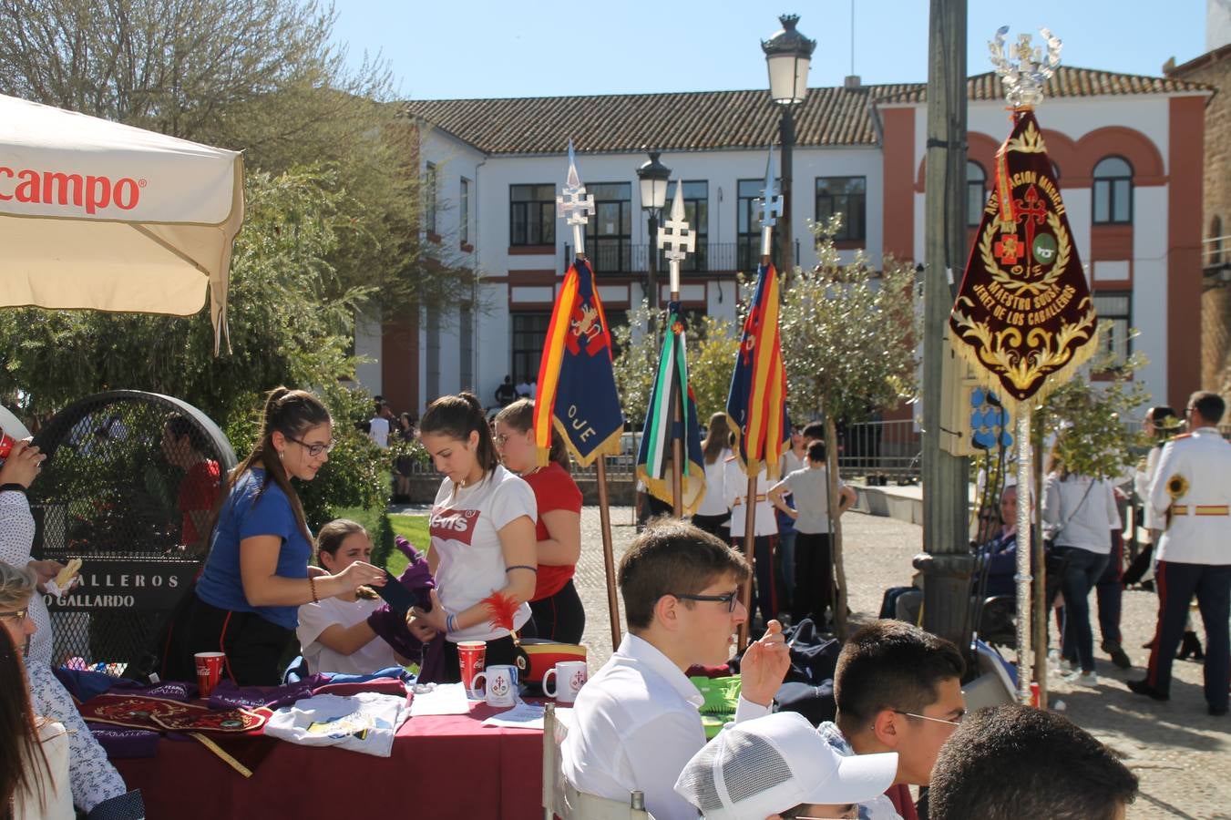 La fortaleza templaria de Jerez de los Caballeros acogió una nueeva edición del Certamen de Bandas Sones de Jesús, organizado por la Agrupación Musical Nuestro Padre Jesús Nazareno, con un carácter especial en este año 2019 en el que celebra el 30º aniversario de su creación.Hubo palabras de agradecimiento y aplausos para todas las bandas participantes:La Agrupación Musical Santa Ana, de Valle de Santa Ana; la Agrupación Musical 'Maestro Sousa' de la OJE de Jerez de los Caballeros, la Banda de Cornetas y Tambores 'Nuestra Señora del Rosario, de esta misma ciudad; la Agrupación Musical de Oliva de Mérida; La Banda de Cornetas y Tambores 'Nuestro Padre Jesús Nazareno' de Zafra, la Banda de Cornetas y Tambores 'Estrella' de Los Santos de Maimona, la Banda de Cornetas y Tambores 'Virgen del Pilar' de Villafranca de los Barros, la Banda de Cornetas y Tambores 'Resucitado' de Badajoz y la propia Agrupación Musical Nuestro Padre Jesús Nazareno de Jerez de los Caballeros, anfitriona de esta cita. Y también para colaboradores: empresas, Ayuntamiento, La Trouppe. Pese al calor de la jornada, el público disfrutó de este evento que tuvo como protagonista a los sonidos de la Semana Santa y tuvo además un fin benéfico.