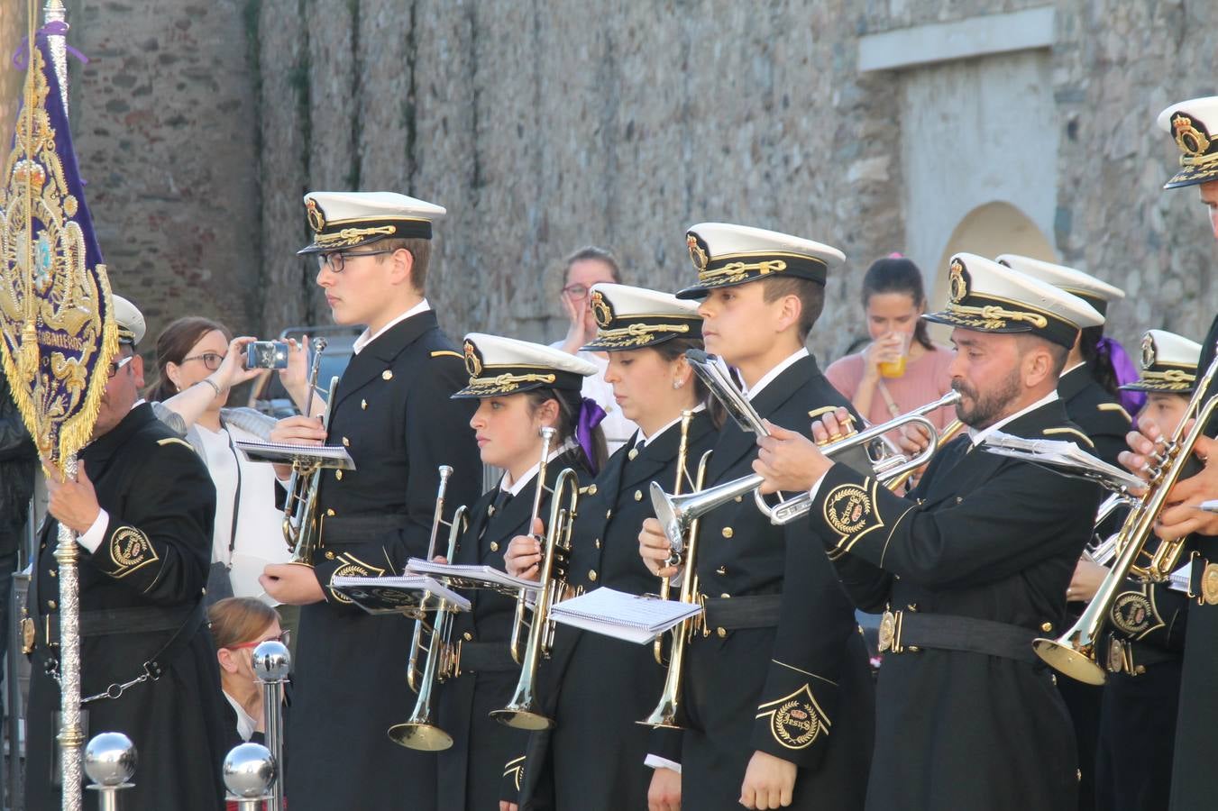 La fortaleza templaria de Jerez de los Caballeros acogió una nueeva edición del Certamen de Bandas Sones de Jesús, organizado por la Agrupación Musical Nuestro Padre Jesús Nazareno, con un carácter especial en este año 2019 en el que celebra el 30º aniversario de su creación.Hubo palabras de agradecimiento y aplausos para todas las bandas participantes:La Agrupación Musical Santa Ana, de Valle de Santa Ana; la Agrupación Musical 'Maestro Sousa' de la OJE de Jerez de los Caballeros, la Banda de Cornetas y Tambores 'Nuestra Señora del Rosario, de esta misma ciudad; la Agrupación Musical de Oliva de Mérida; La Banda de Cornetas y Tambores 'Nuestro Padre Jesús Nazareno' de Zafra, la Banda de Cornetas y Tambores 'Estrella' de Los Santos de Maimona, la Banda de Cornetas y Tambores 'Virgen del Pilar' de Villafranca de los Barros, la Banda de Cornetas y Tambores 'Resucitado' de Badajoz y la propia Agrupación Musical Nuestro Padre Jesús Nazareno de Jerez de los Caballeros, anfitriona de esta cita. Y también para colaboradores: empresas, Ayuntamiento, La Trouppe. Pese al calor de la jornada, el público disfrutó de este evento que tuvo como protagonista a los sonidos de la Semana Santa y tuvo además un fin benéfico.