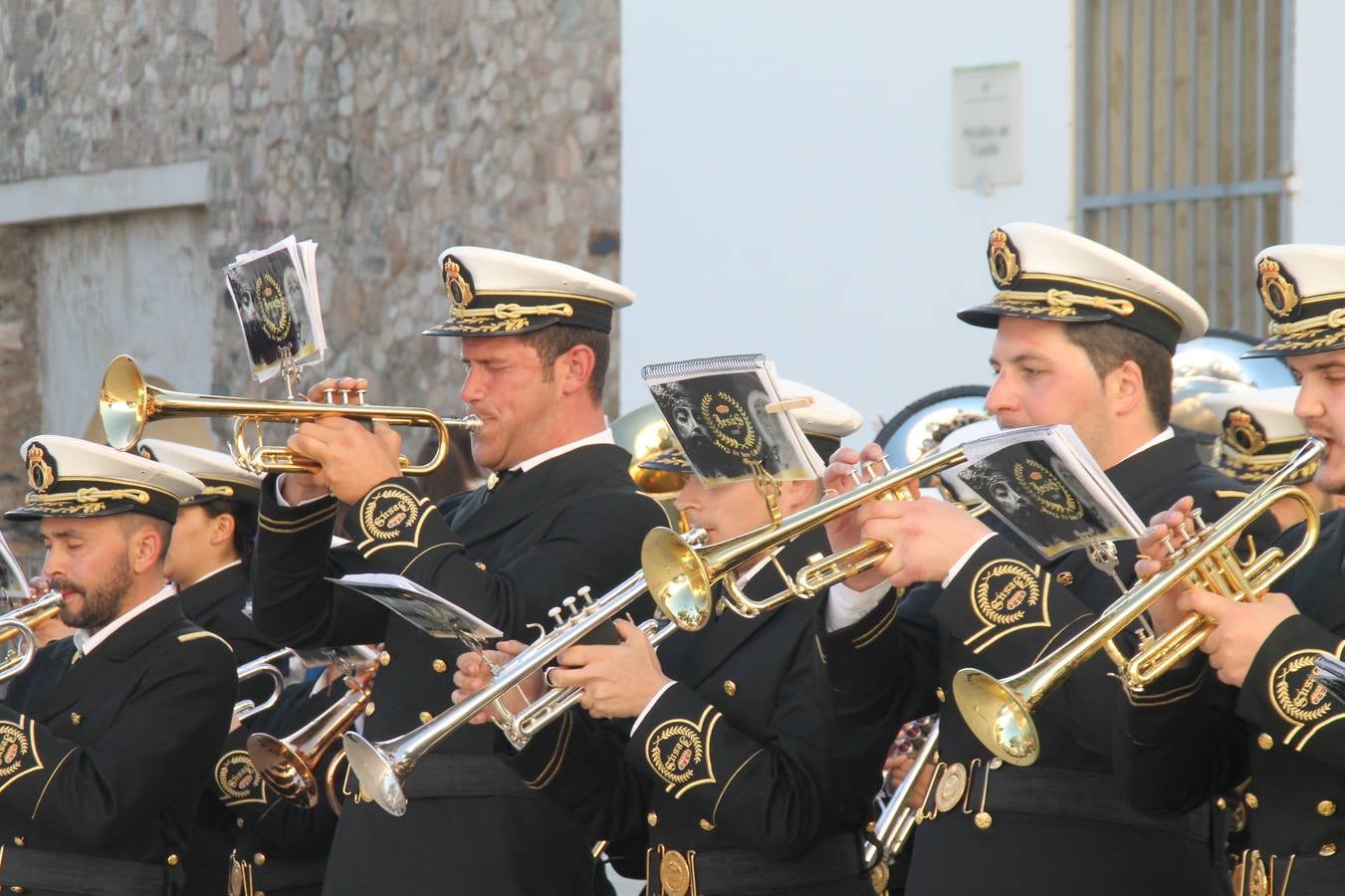La fortaleza templaria de Jerez de los Caballeros acogió una nueeva edición del Certamen de Bandas Sones de Jesús, organizado por la Agrupación Musical Nuestro Padre Jesús Nazareno, con un carácter especial en este año 2019 en el que celebra el 30º aniversario de su creación.Hubo palabras de agradecimiento y aplausos para todas las bandas participantes:La Agrupación Musical Santa Ana, de Valle de Santa Ana; la Agrupación Musical 'Maestro Sousa' de la OJE de Jerez de los Caballeros, la Banda de Cornetas y Tambores 'Nuestra Señora del Rosario, de esta misma ciudad; la Agrupación Musical de Oliva de Mérida; La Banda de Cornetas y Tambores 'Nuestro Padre Jesús Nazareno' de Zafra, la Banda de Cornetas y Tambores 'Estrella' de Los Santos de Maimona, la Banda de Cornetas y Tambores 'Virgen del Pilar' de Villafranca de los Barros, la Banda de Cornetas y Tambores 'Resucitado' de Badajoz y la propia Agrupación Musical Nuestro Padre Jesús Nazareno de Jerez de los Caballeros, anfitriona de esta cita. Y también para colaboradores: empresas, Ayuntamiento, La Trouppe. Pese al calor de la jornada, el público disfrutó de este evento que tuvo como protagonista a los sonidos de la Semana Santa y tuvo además un fin benéfico.