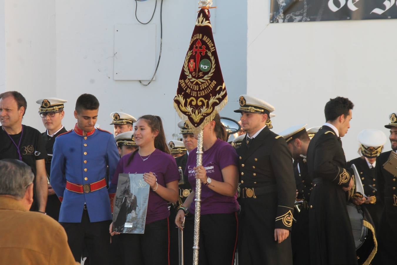 La fortaleza templaria de Jerez de los Caballeros acogió una nueeva edición del Certamen de Bandas Sones de Jesús, organizado por la Agrupación Musical Nuestro Padre Jesús Nazareno, con un carácter especial en este año 2019 en el que celebra el 30º aniversario de su creación.Hubo palabras de agradecimiento y aplausos para todas las bandas participantes:La Agrupación Musical Santa Ana, de Valle de Santa Ana; la Agrupación Musical 'Maestro Sousa' de la OJE de Jerez de los Caballeros, la Banda de Cornetas y Tambores 'Nuestra Señora del Rosario, de esta misma ciudad; la Agrupación Musical de Oliva de Mérida; La Banda de Cornetas y Tambores 'Nuestro Padre Jesús Nazareno' de Zafra, la Banda de Cornetas y Tambores 'Estrella' de Los Santos de Maimona, la Banda de Cornetas y Tambores 'Virgen del Pilar' de Villafranca de los Barros, la Banda de Cornetas y Tambores 'Resucitado' de Badajoz y la propia Agrupación Musical Nuestro Padre Jesús Nazareno de Jerez de los Caballeros, anfitriona de esta cita. Y también para colaboradores: empresas, Ayuntamiento, La Trouppe. Pese al calor de la jornada, el público disfrutó de este evento que tuvo como protagonista a los sonidos de la Semana Santa y tuvo además un fin benéfico.
